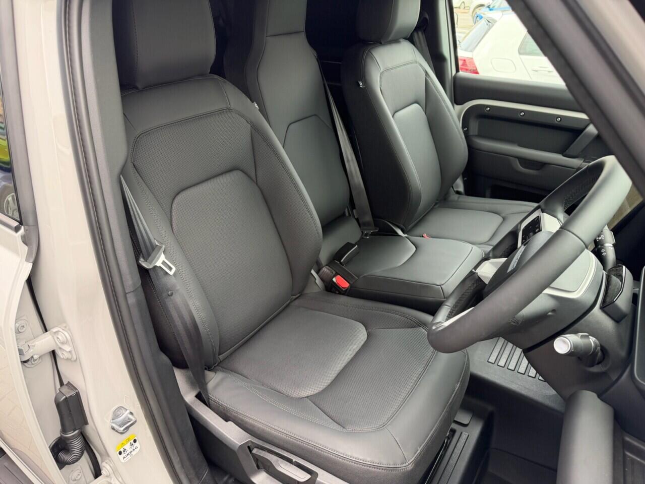 Land Rover Defender 110 view 15