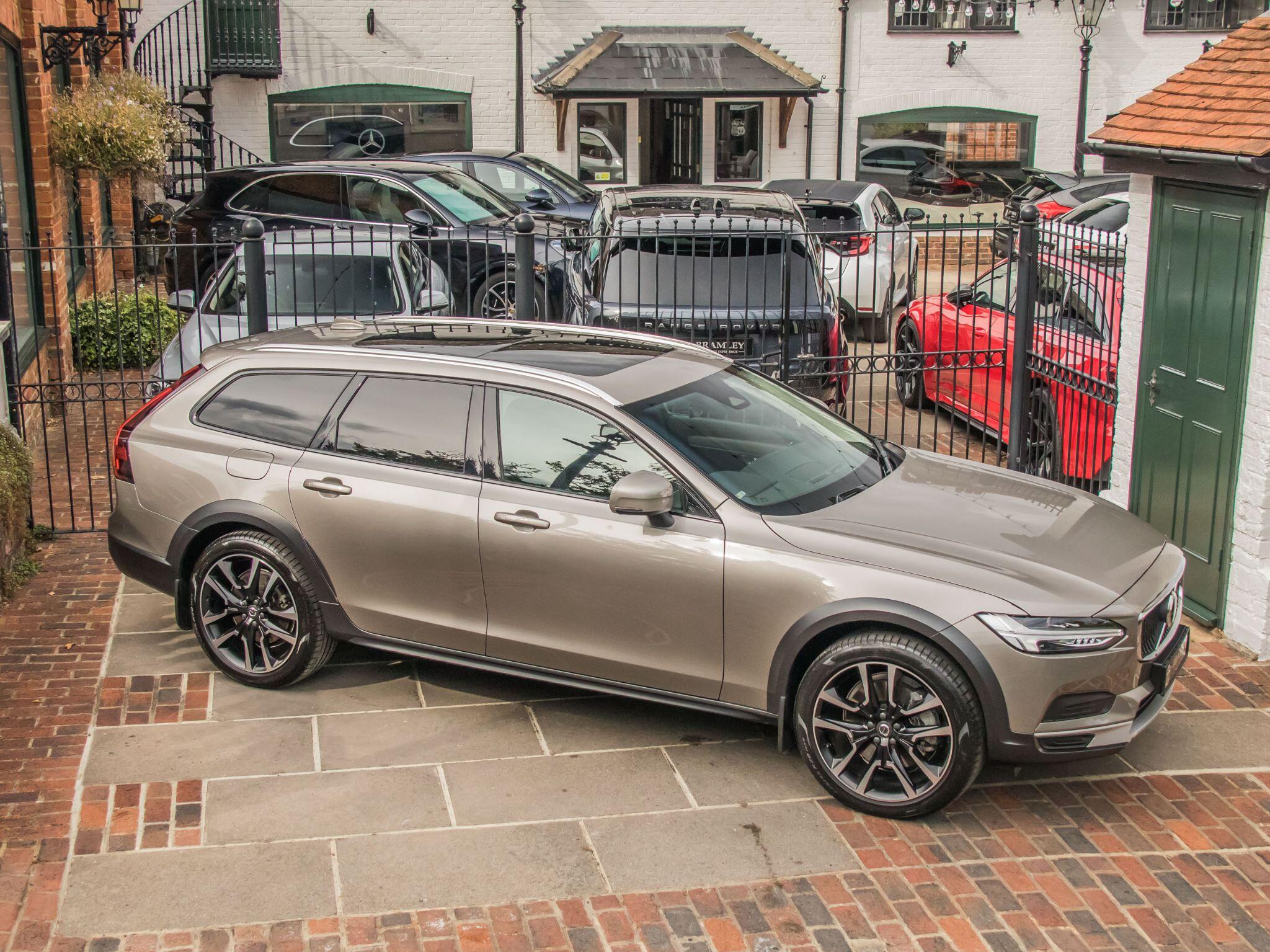 Volvo V90 Cross Country view 10