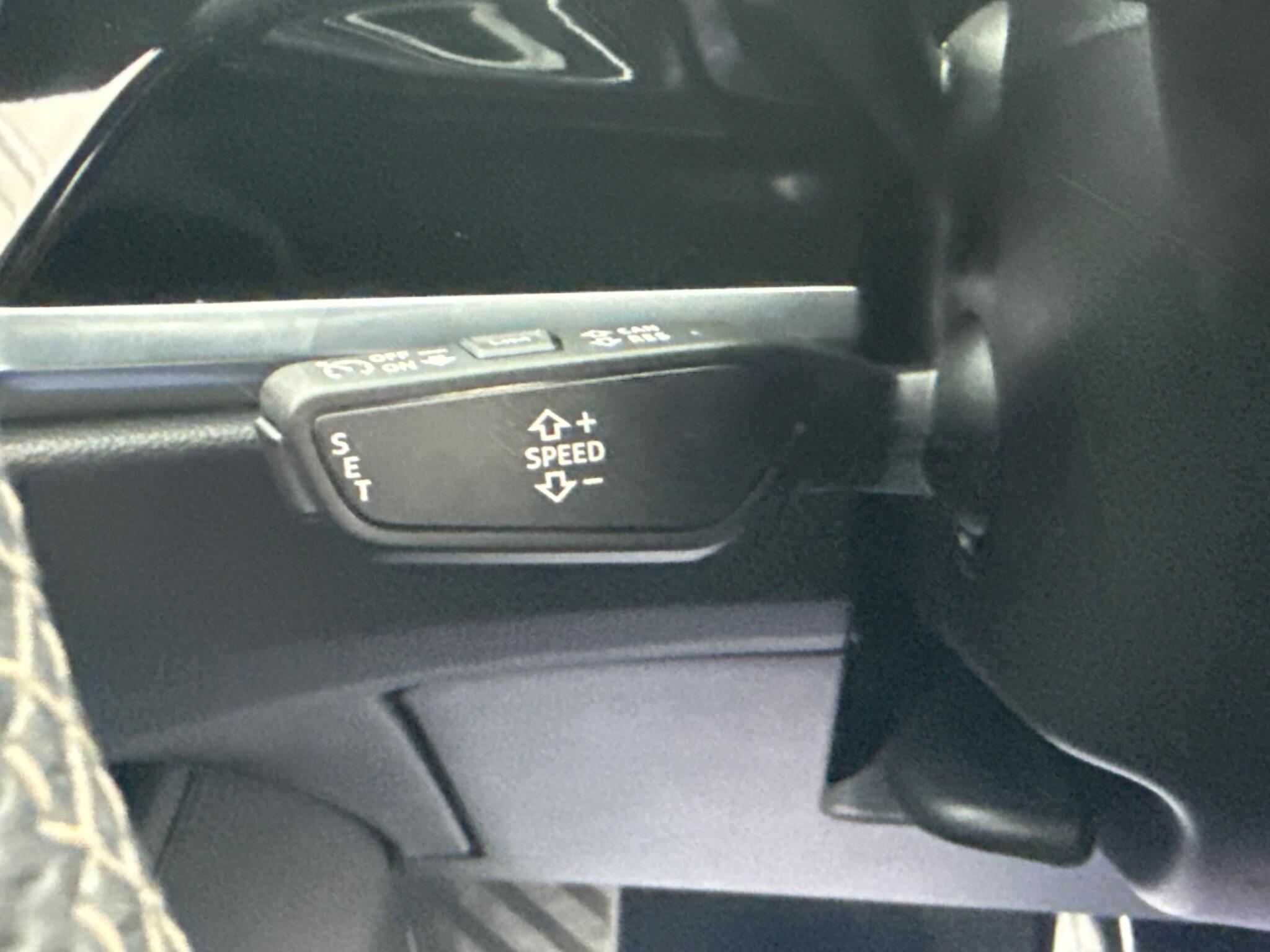 Audi Q3 view 32