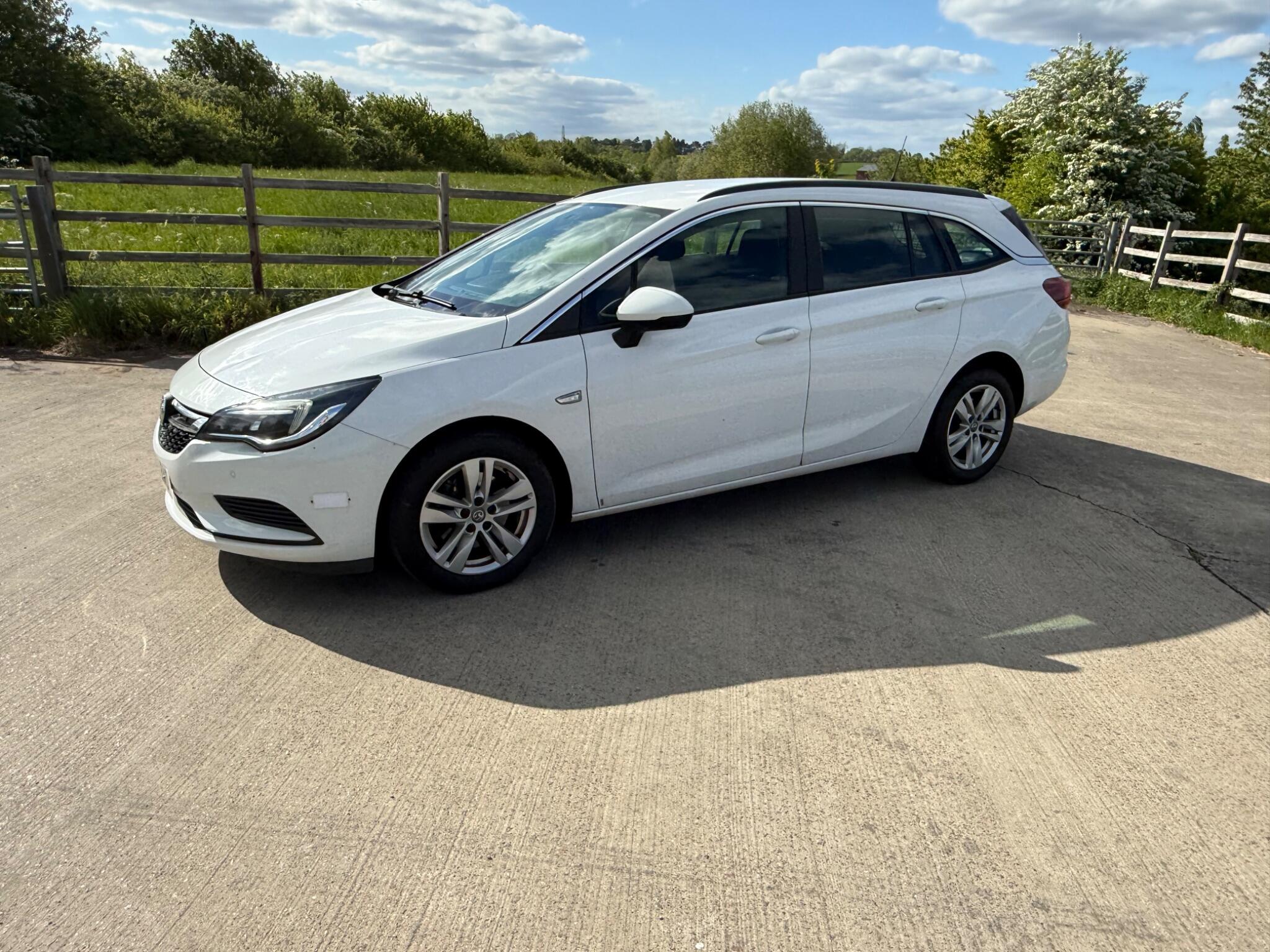 Vauxhall Astra 1.6 CDTi Tech Line Sports Tourer Euro 6 (s/s) 5dr — photo 13 of 104