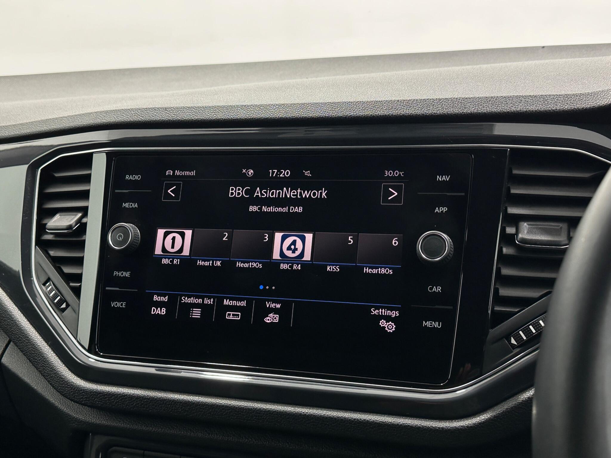 Volkswagen T-Roc view 25