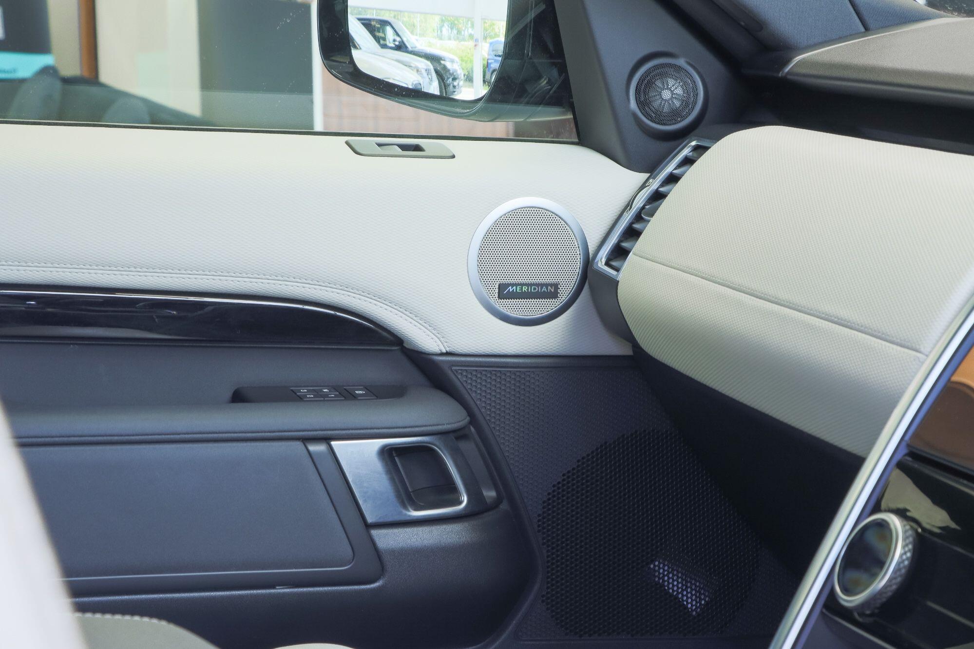 Land Rover Discovery view 25