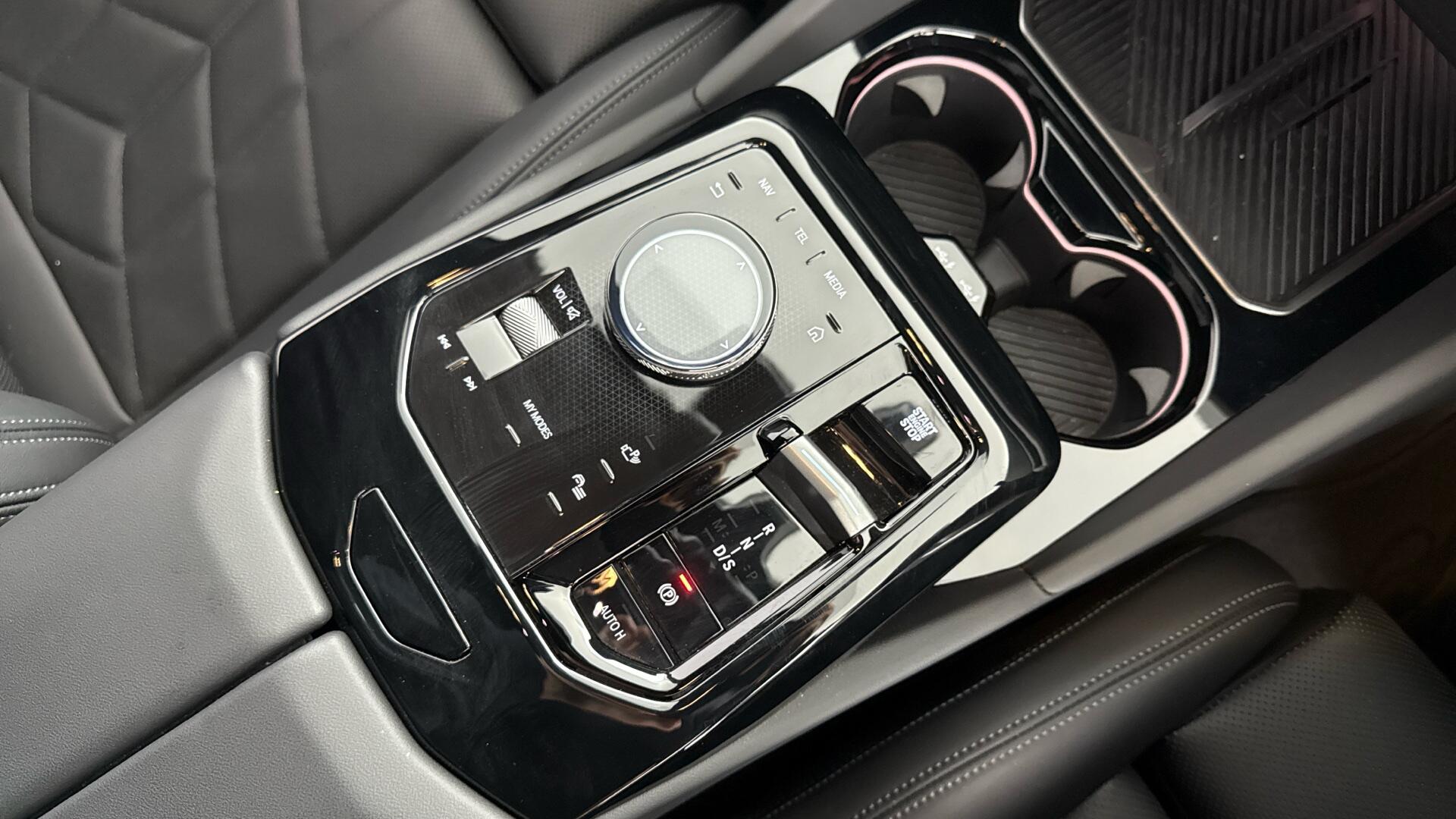 BMW 5 Series view 10