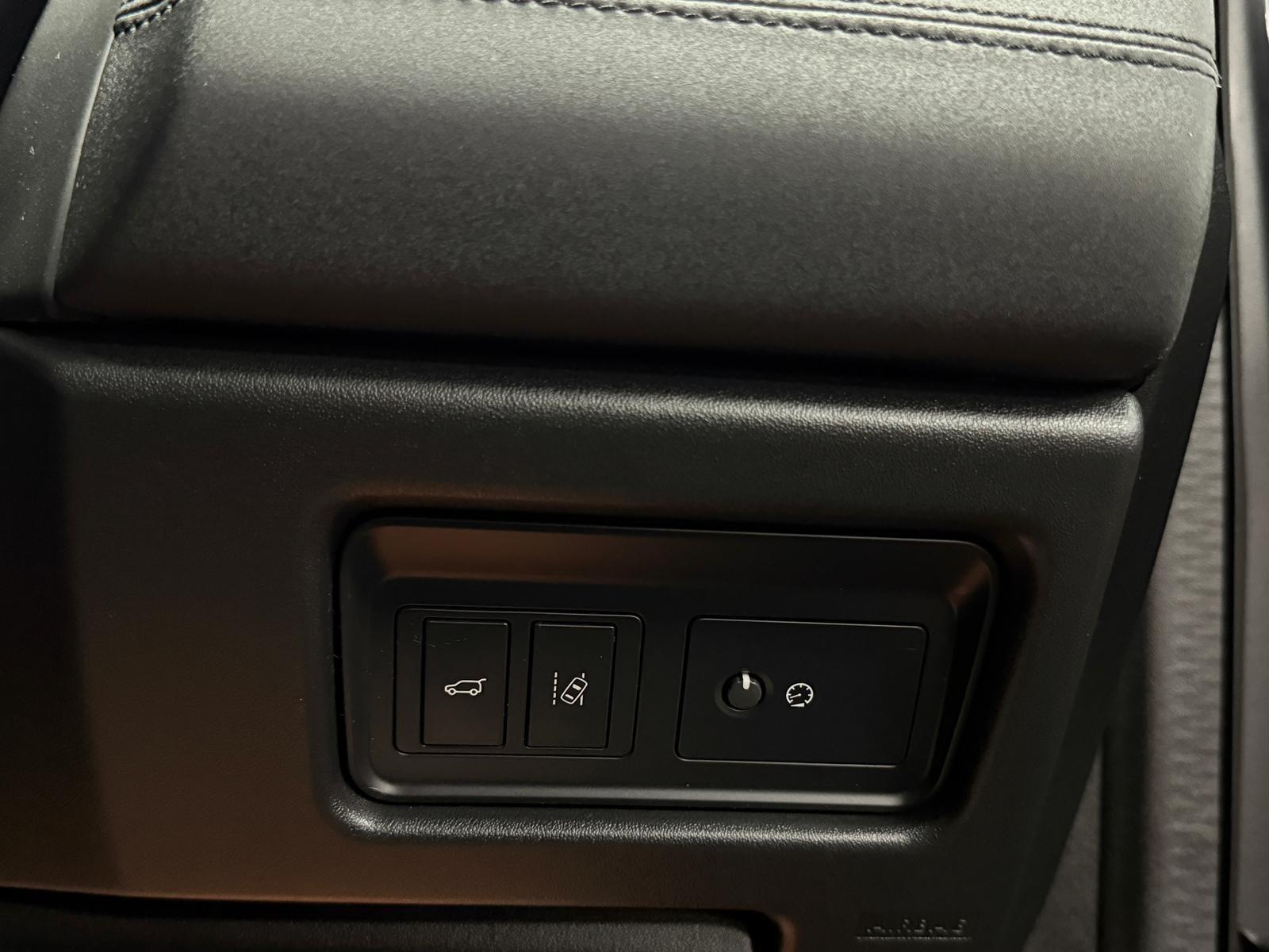 Land Rover Discovery Sport view 26