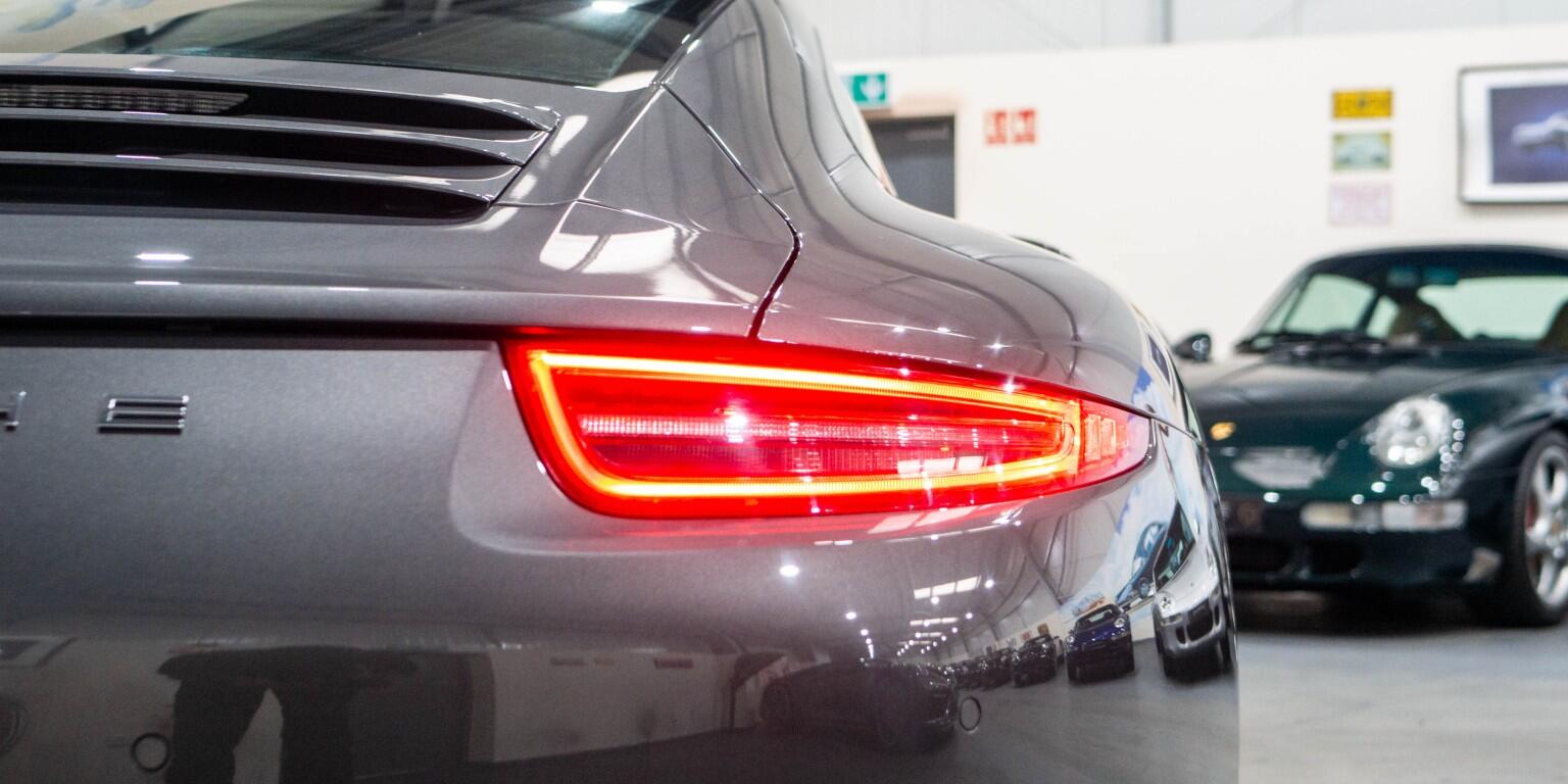 Porsche 911 view 45