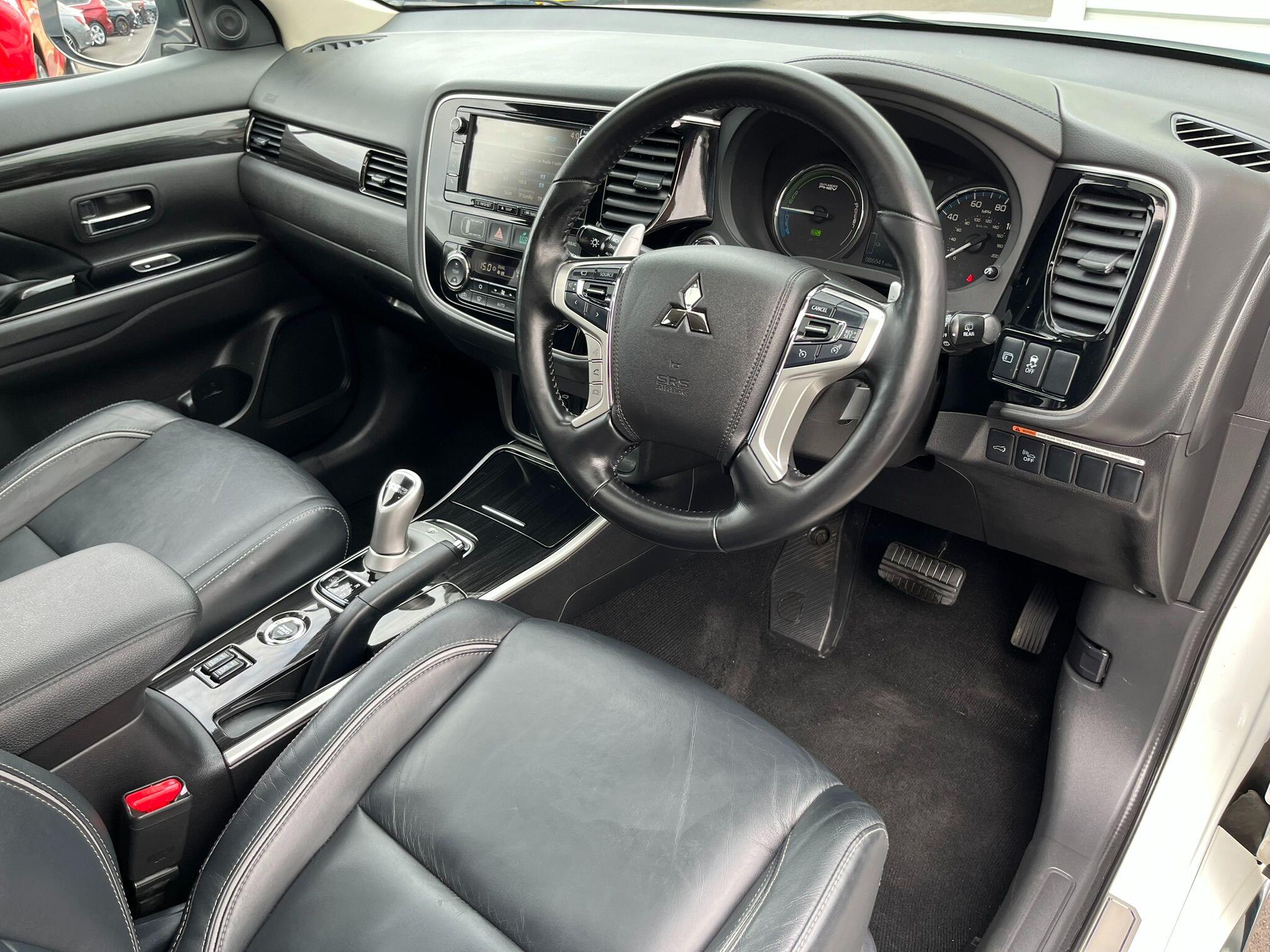 Mitsubishi Outlander view 12