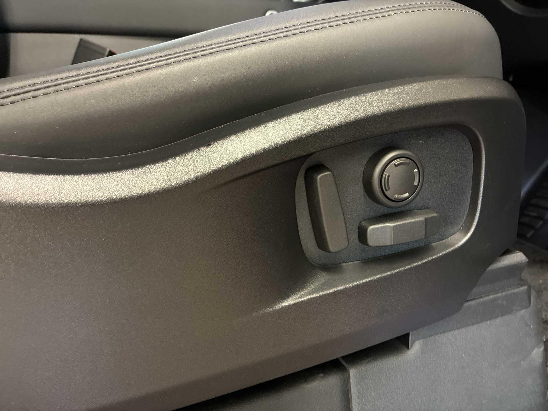 Land Rover Defender view 34