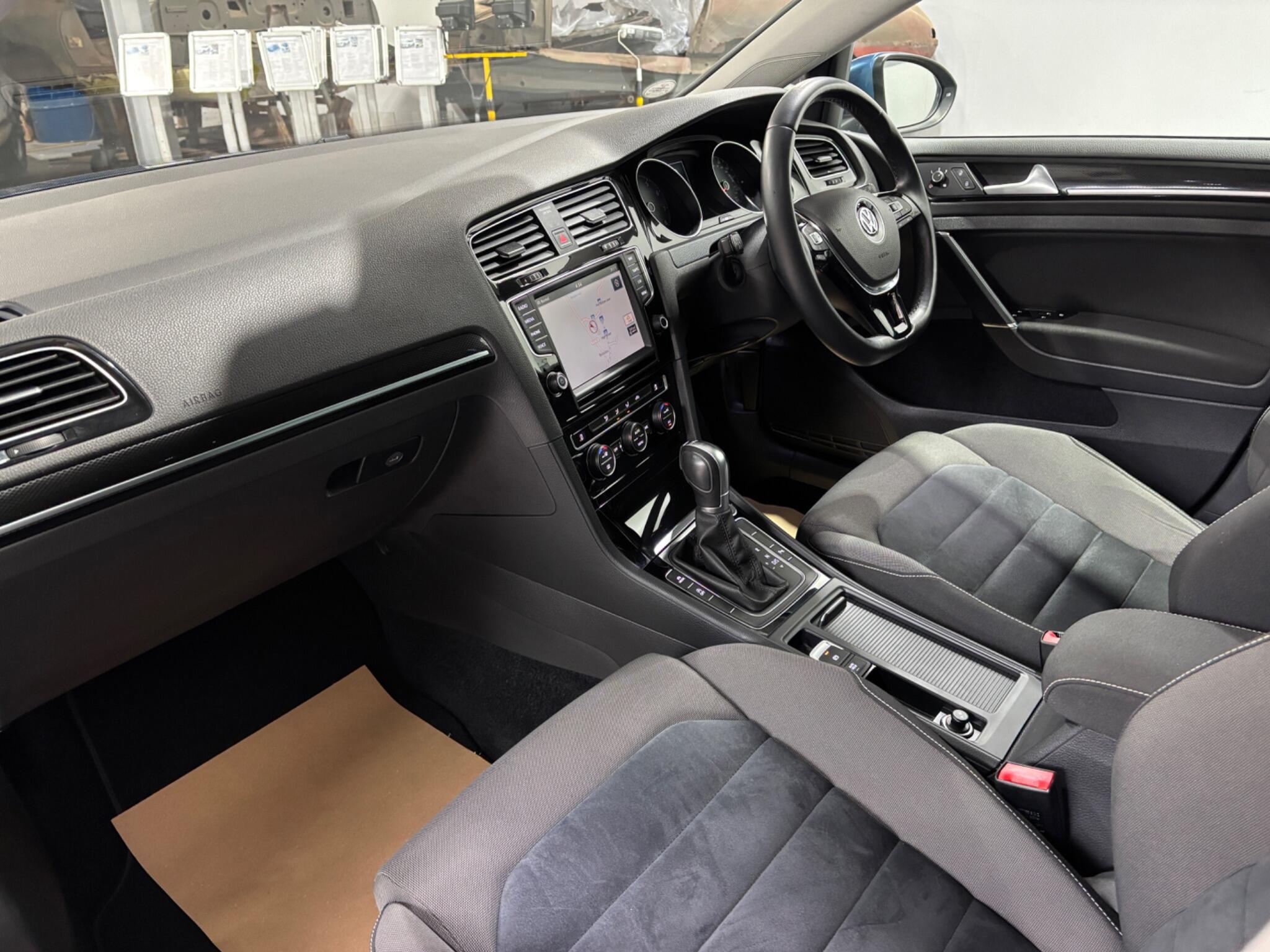 Volkswagen Golf view 18