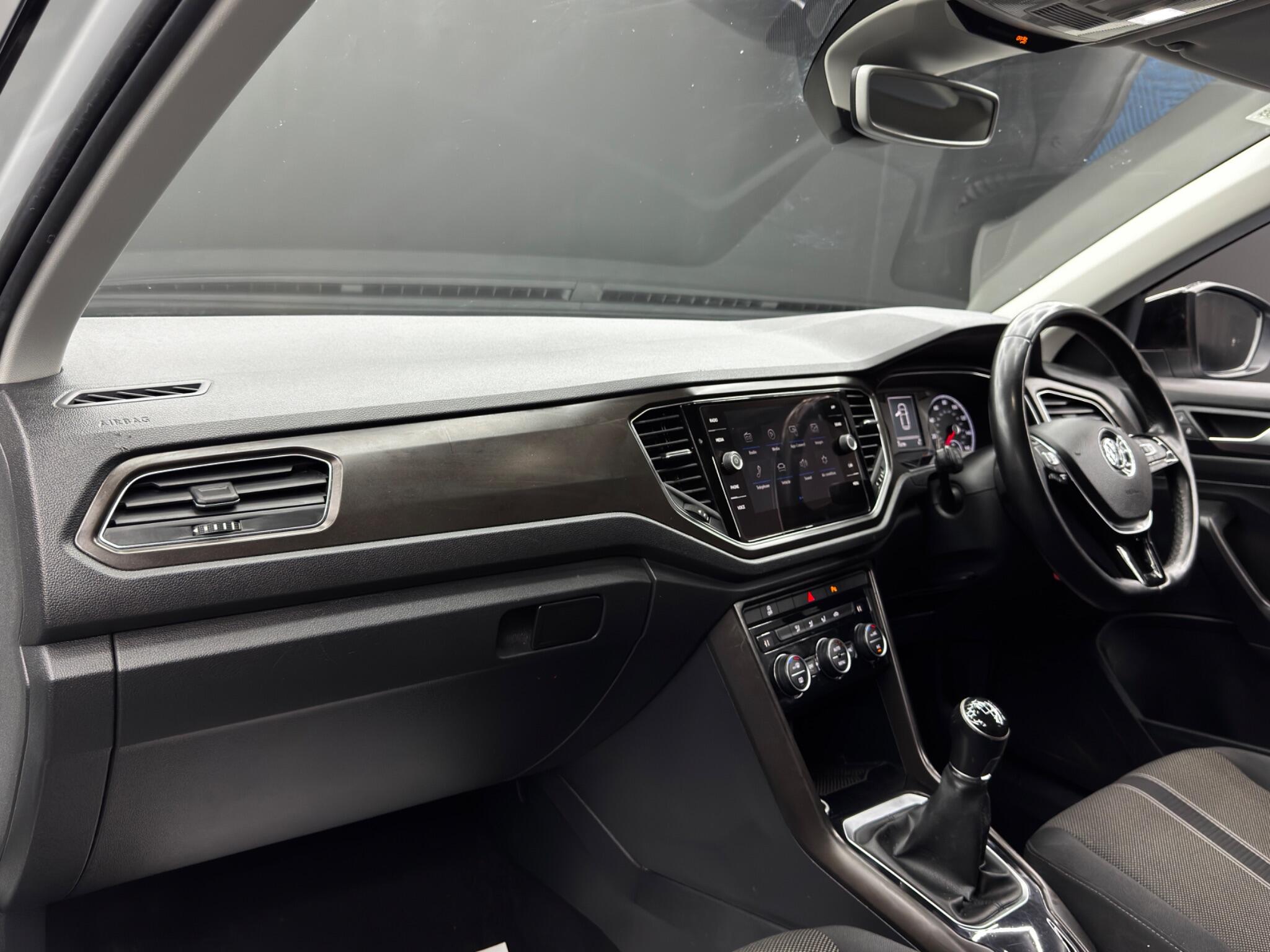 Volkswagen T-Roc view 11