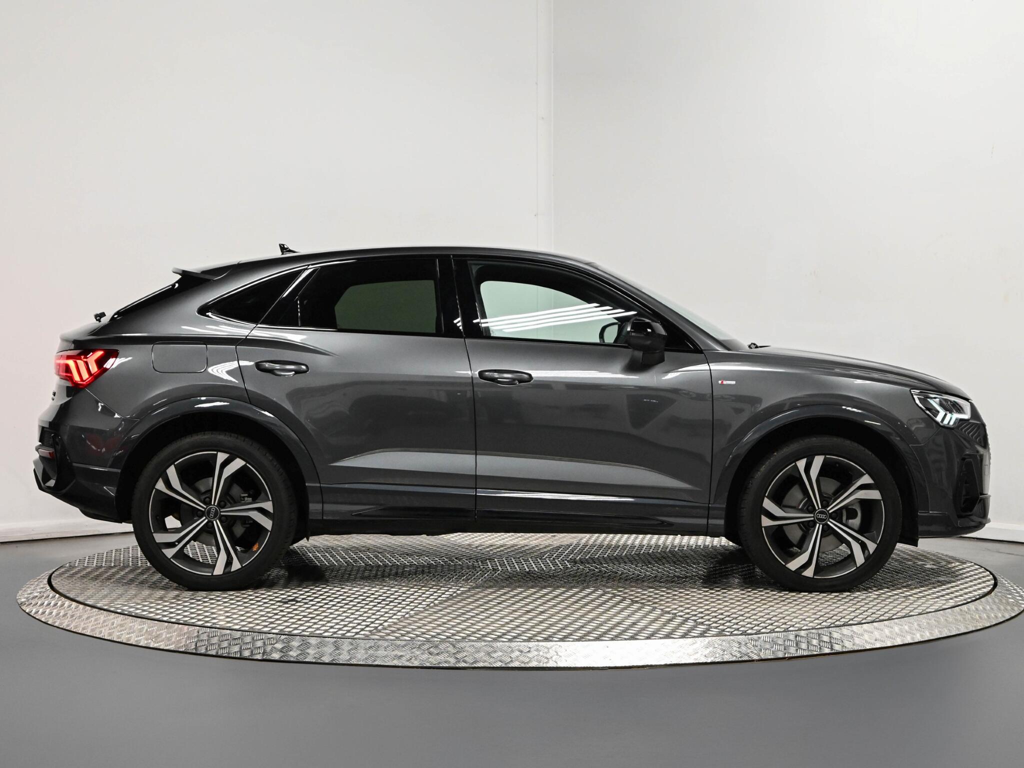 Audi Q3 view 41