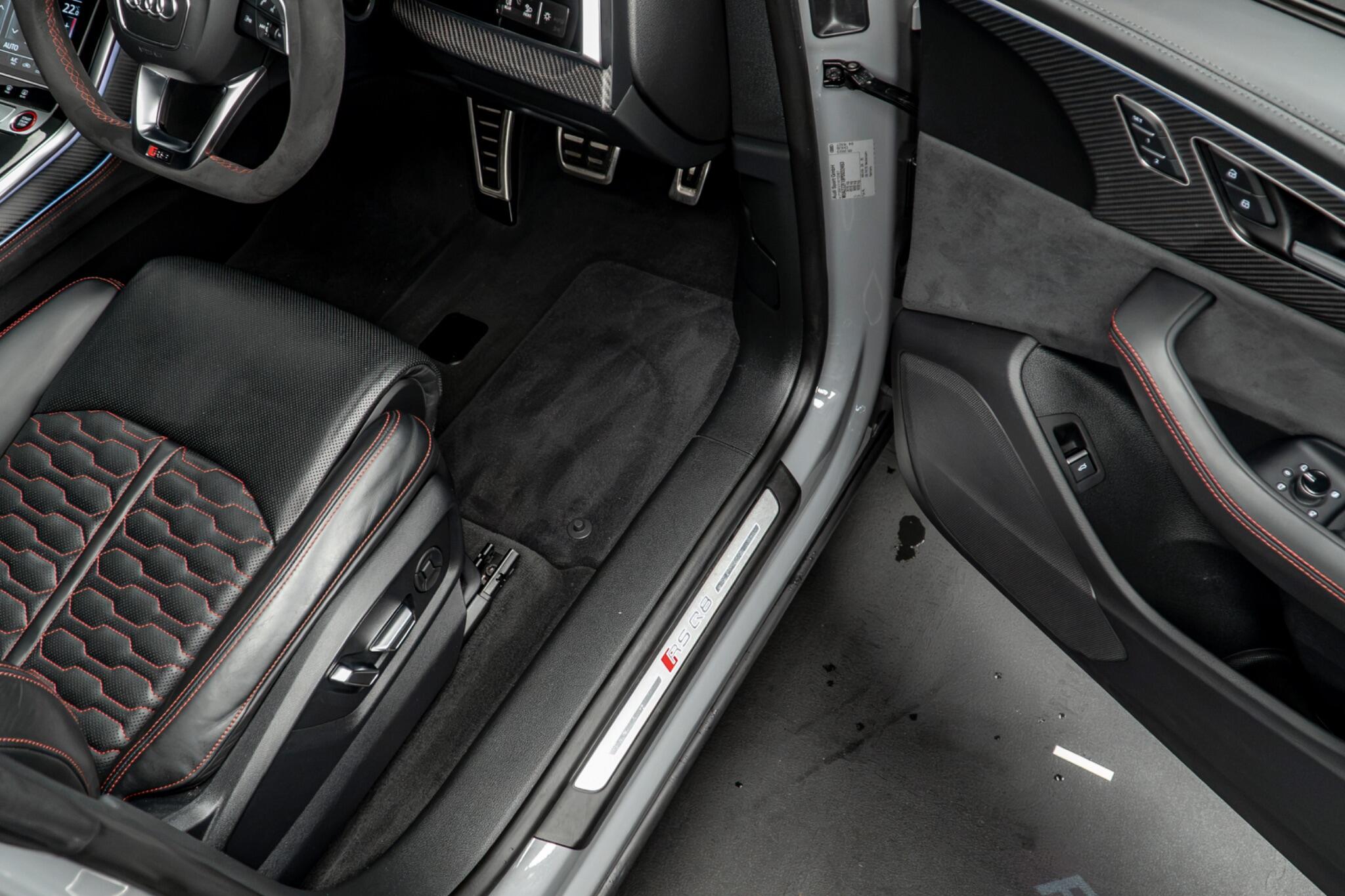 Audi RS Q8 view 28
