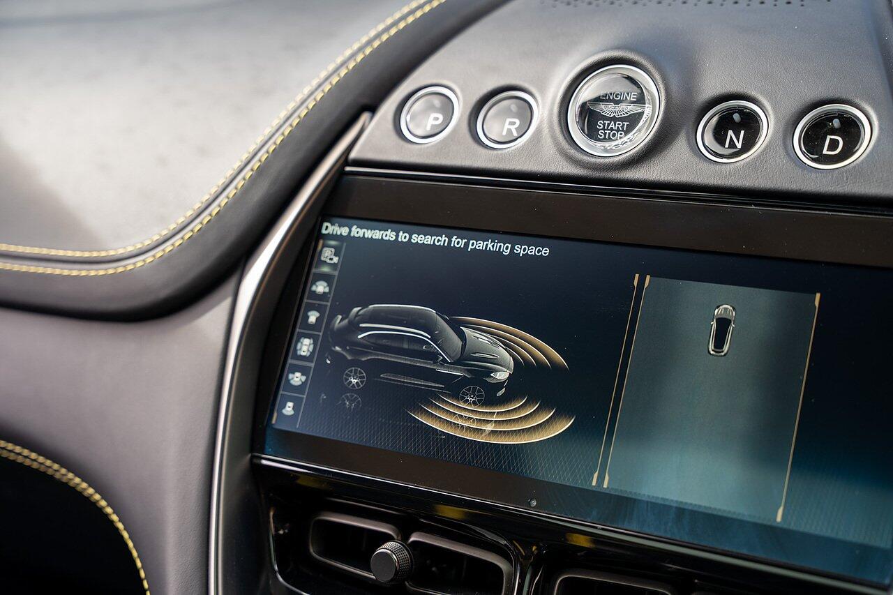 Aston Martin DBX view 92