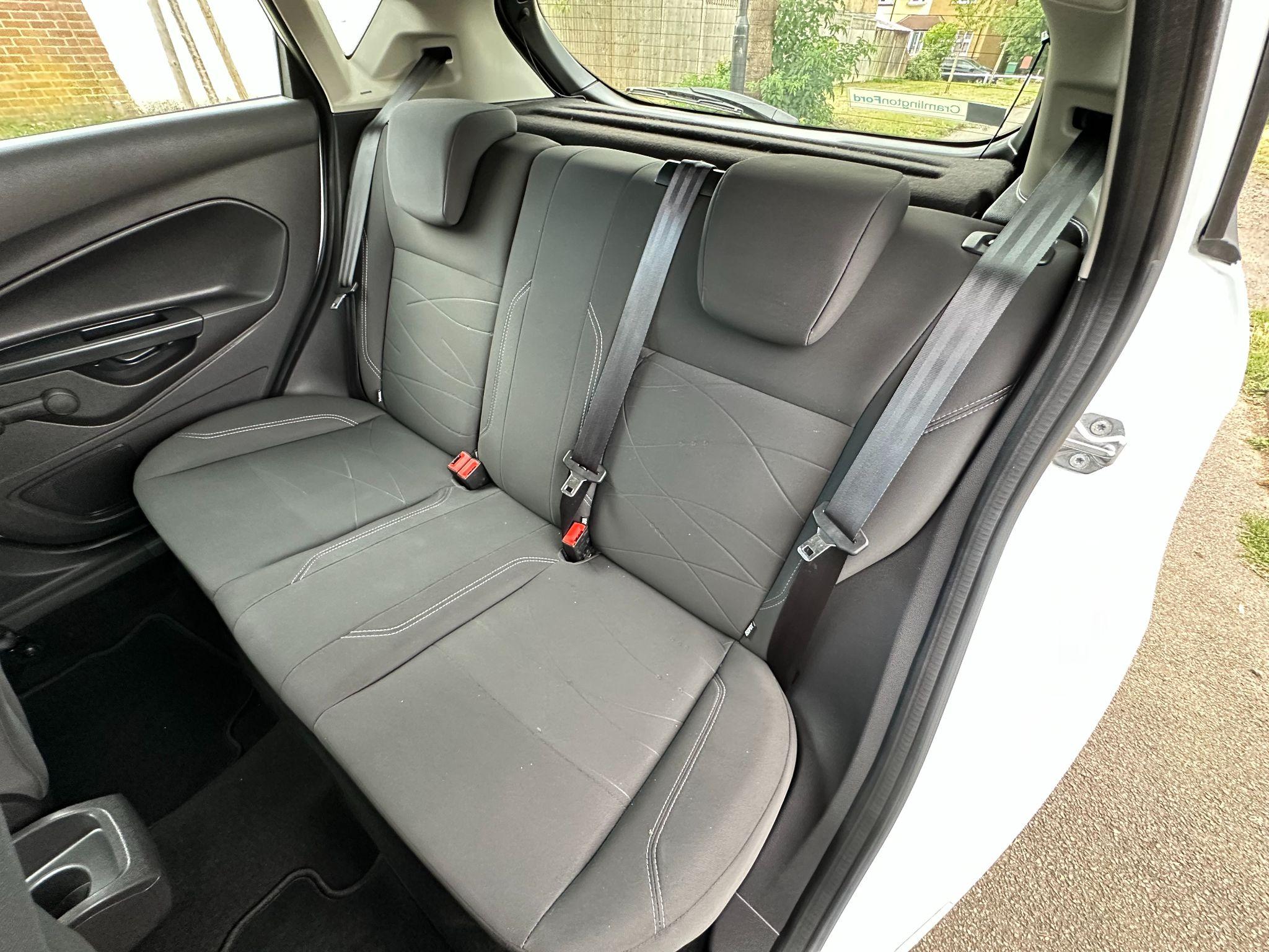 2014 Ford Fiesta image 22