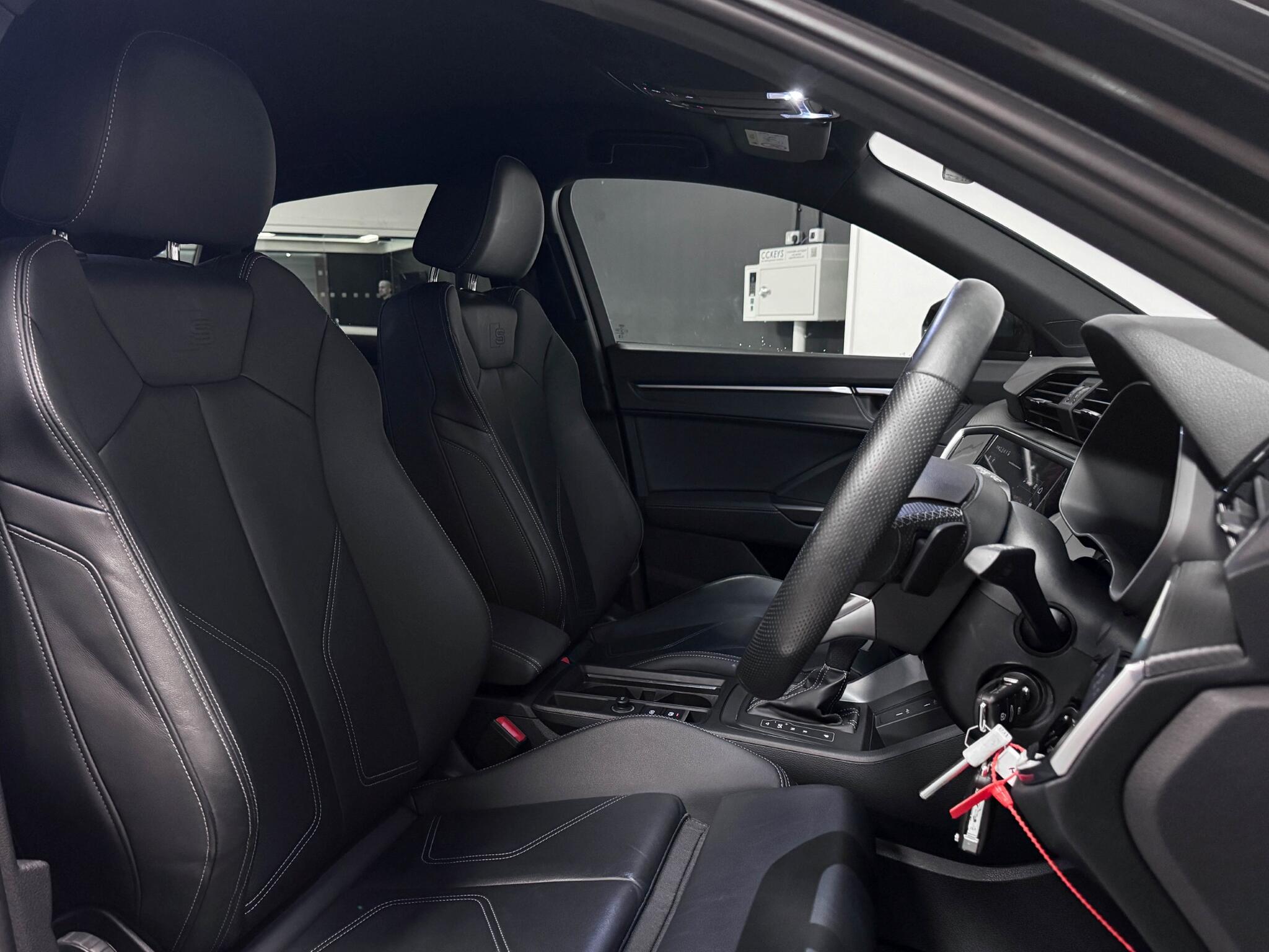 Audi Q3 view 21