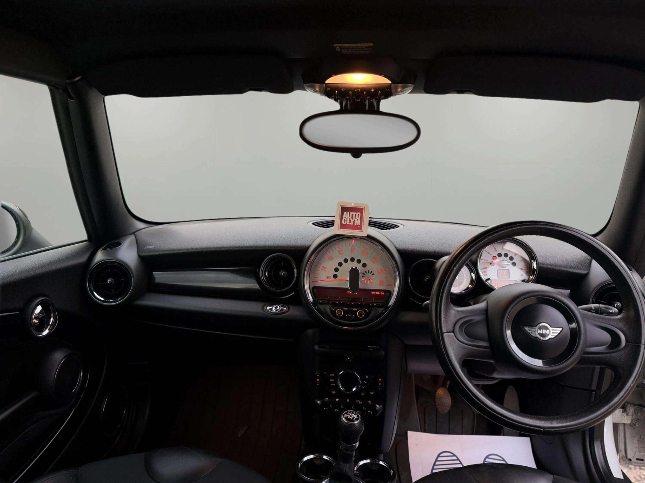 Mini Convertible view 30