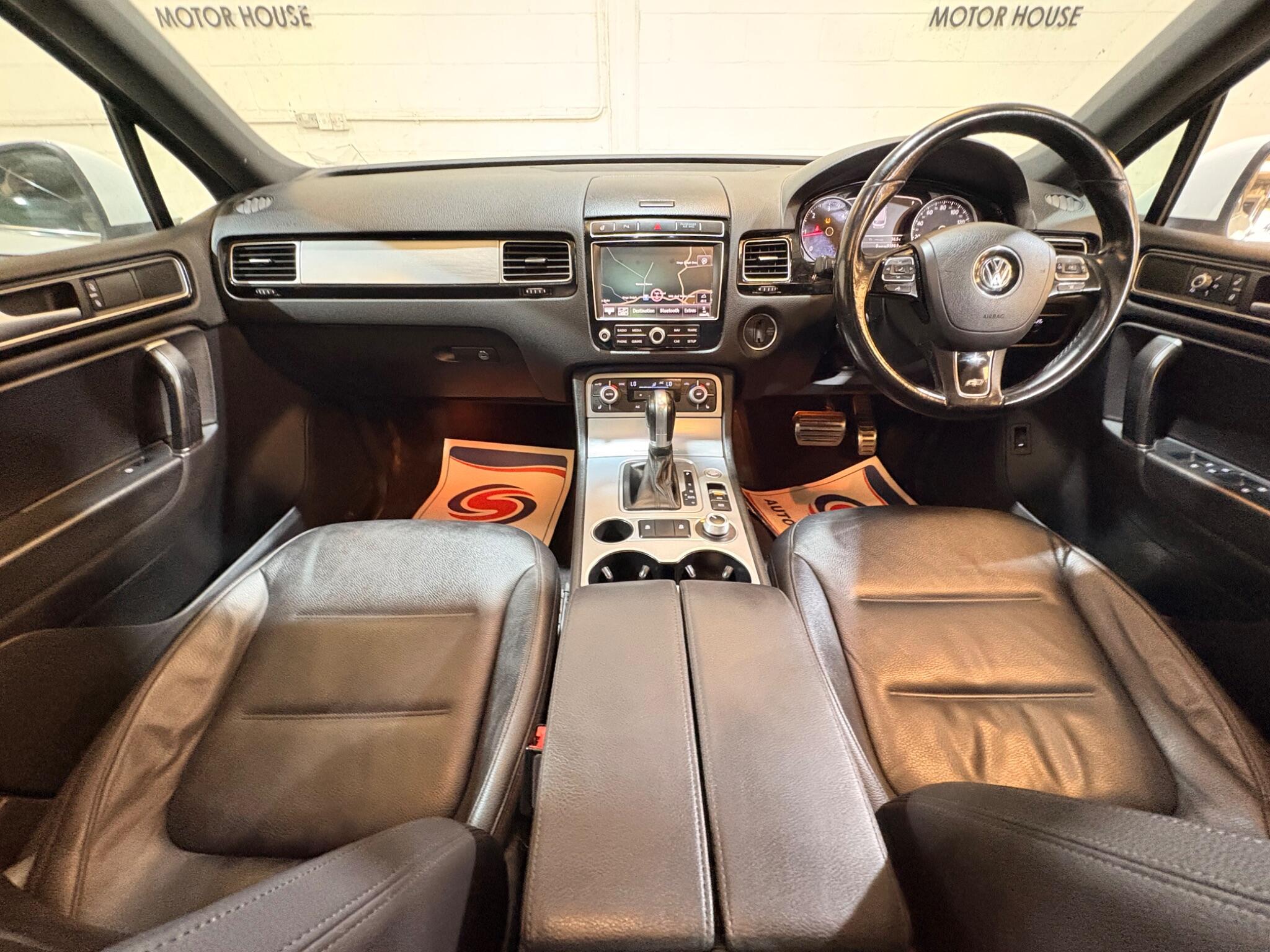 Volkswagen Touareg view 8