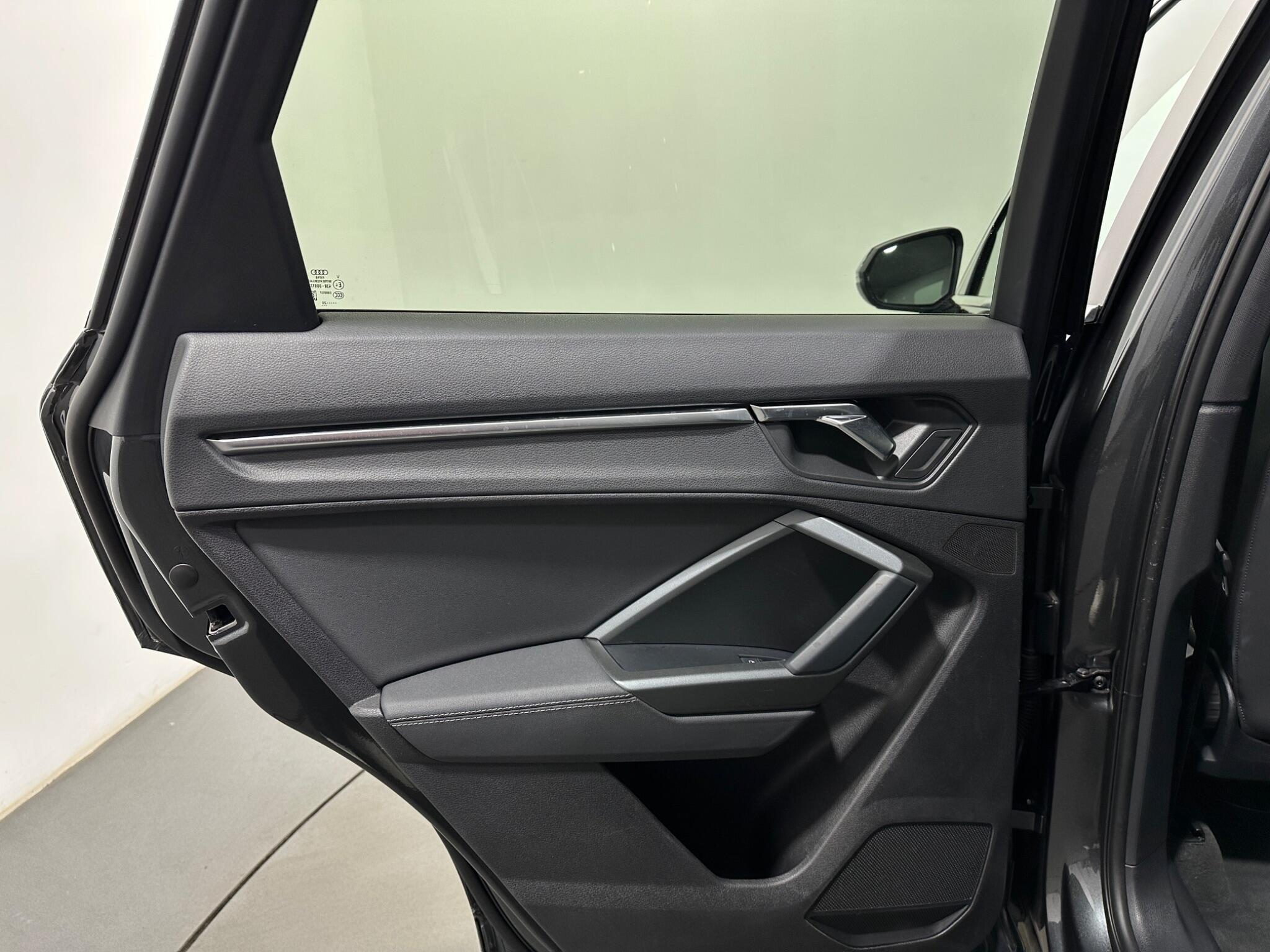 Audi Q3 view 39