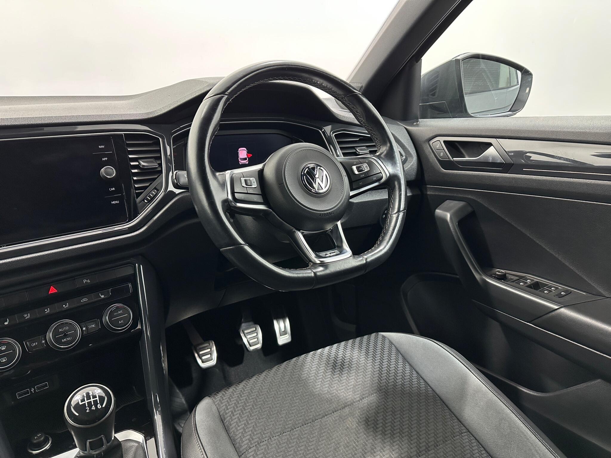 Volkswagen T-Roc view 12
