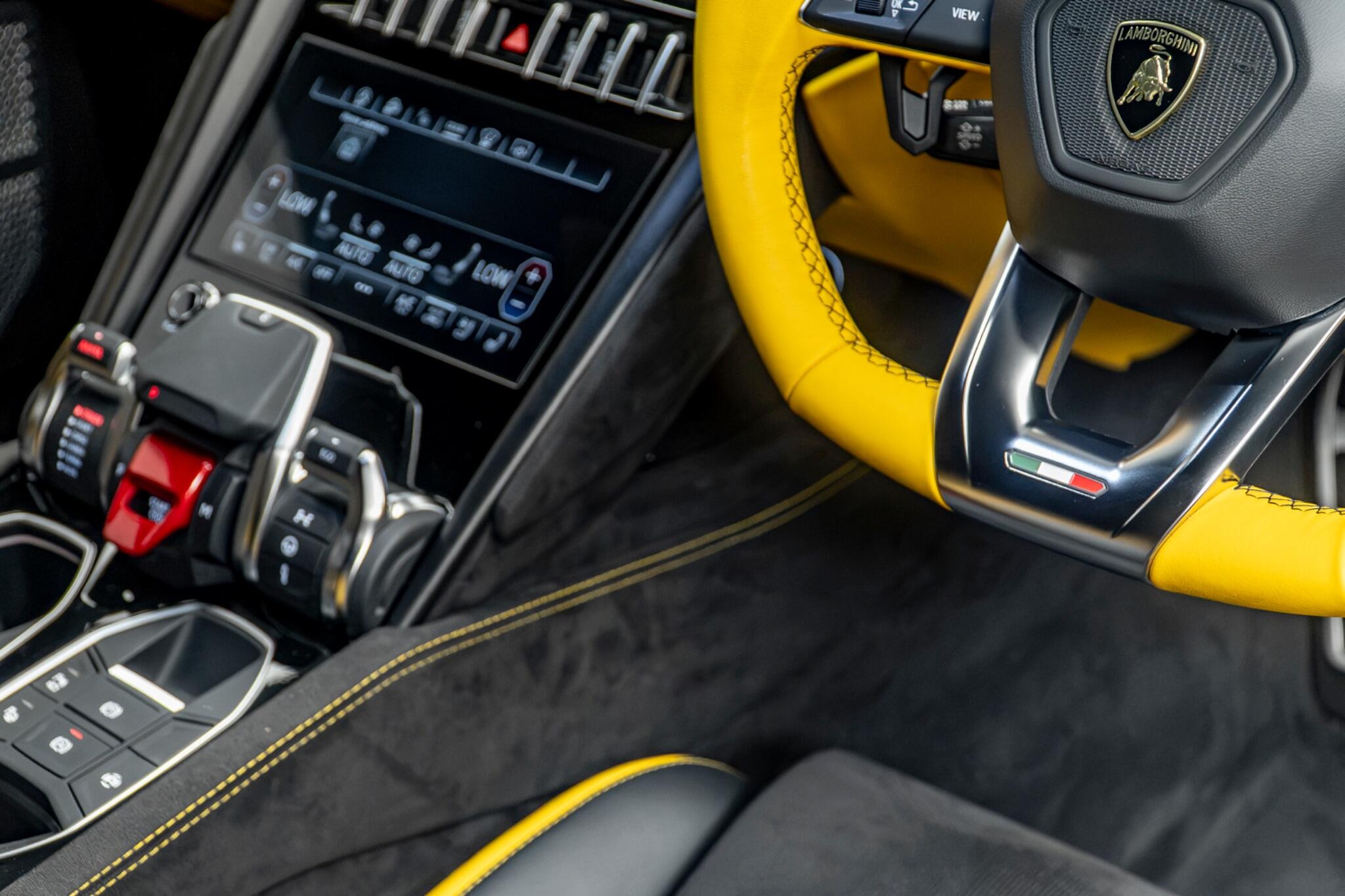 Lamborghini Urus view 39