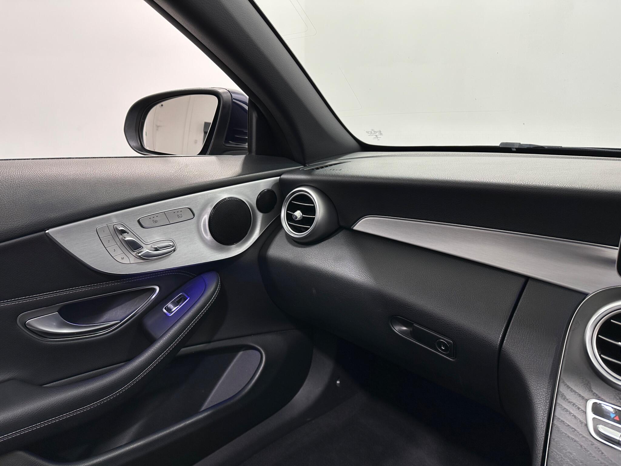 Mercedes-Benz C-Class view 29