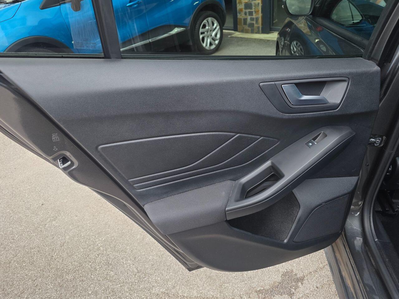 Ford Focus view 44