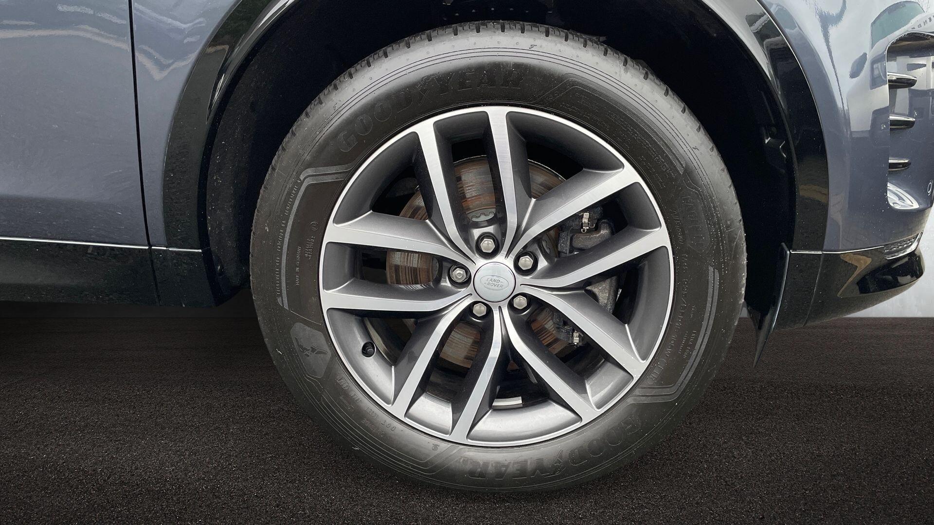 Land Rover Discovery Sport view 8