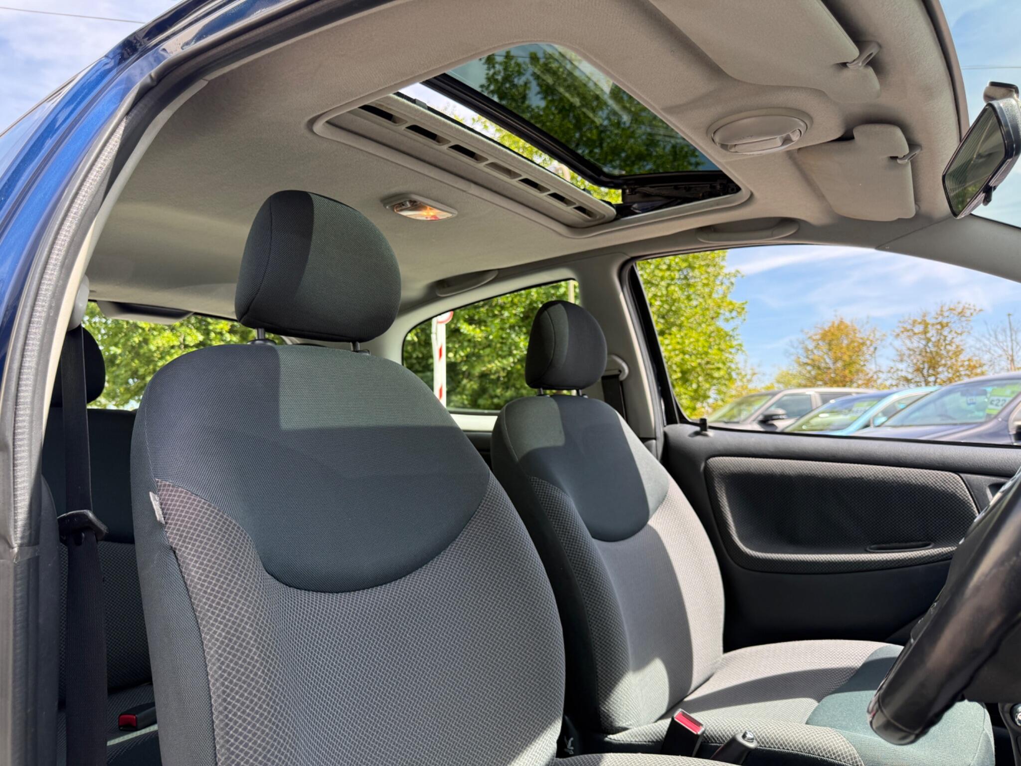 Toyota Yaris - Image 25