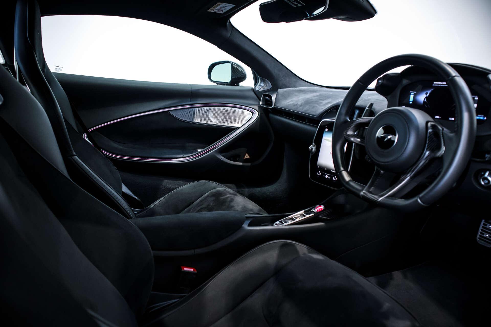 McLaren Artura view 17