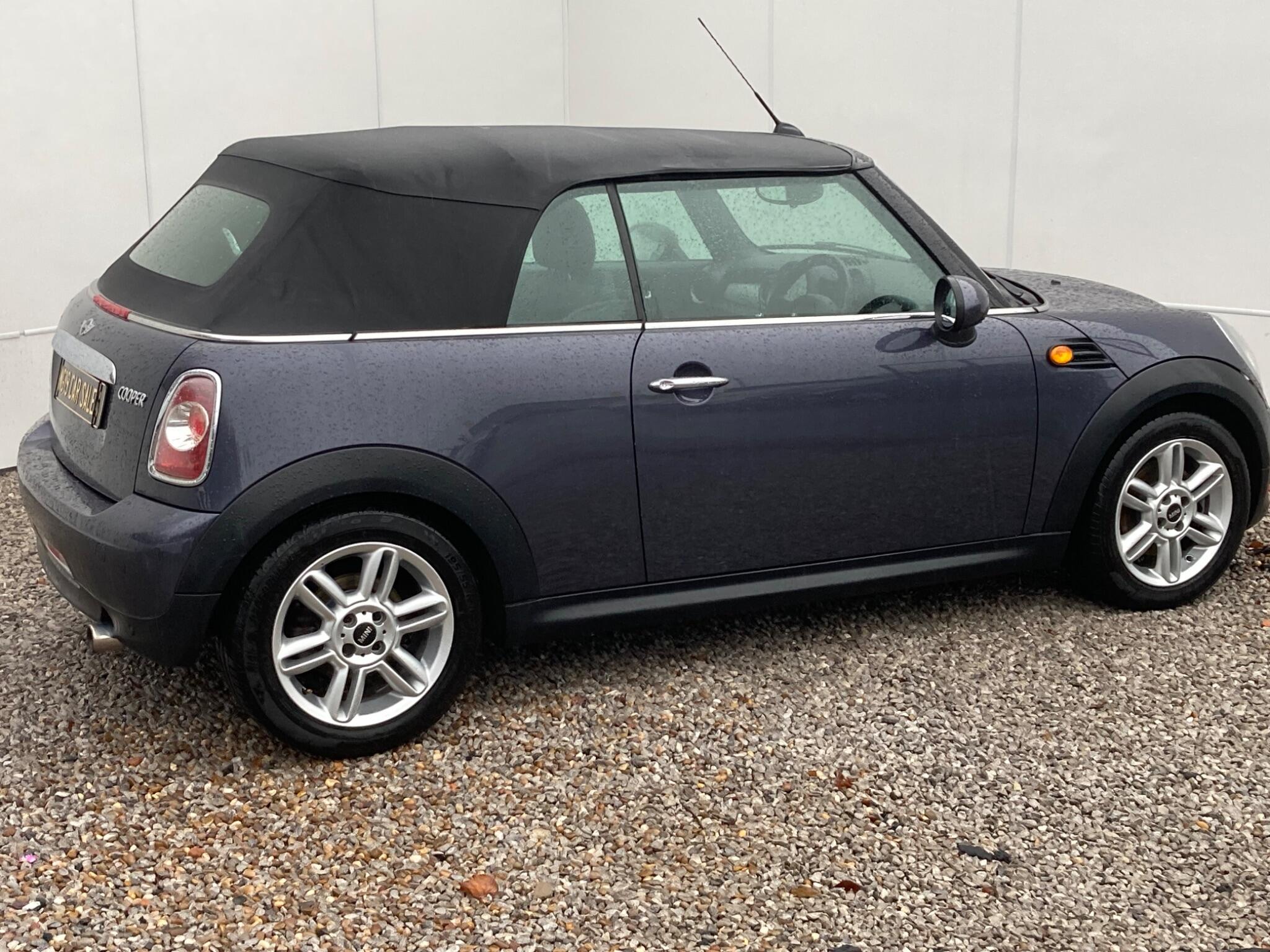 2013 MINI Convertible image 13