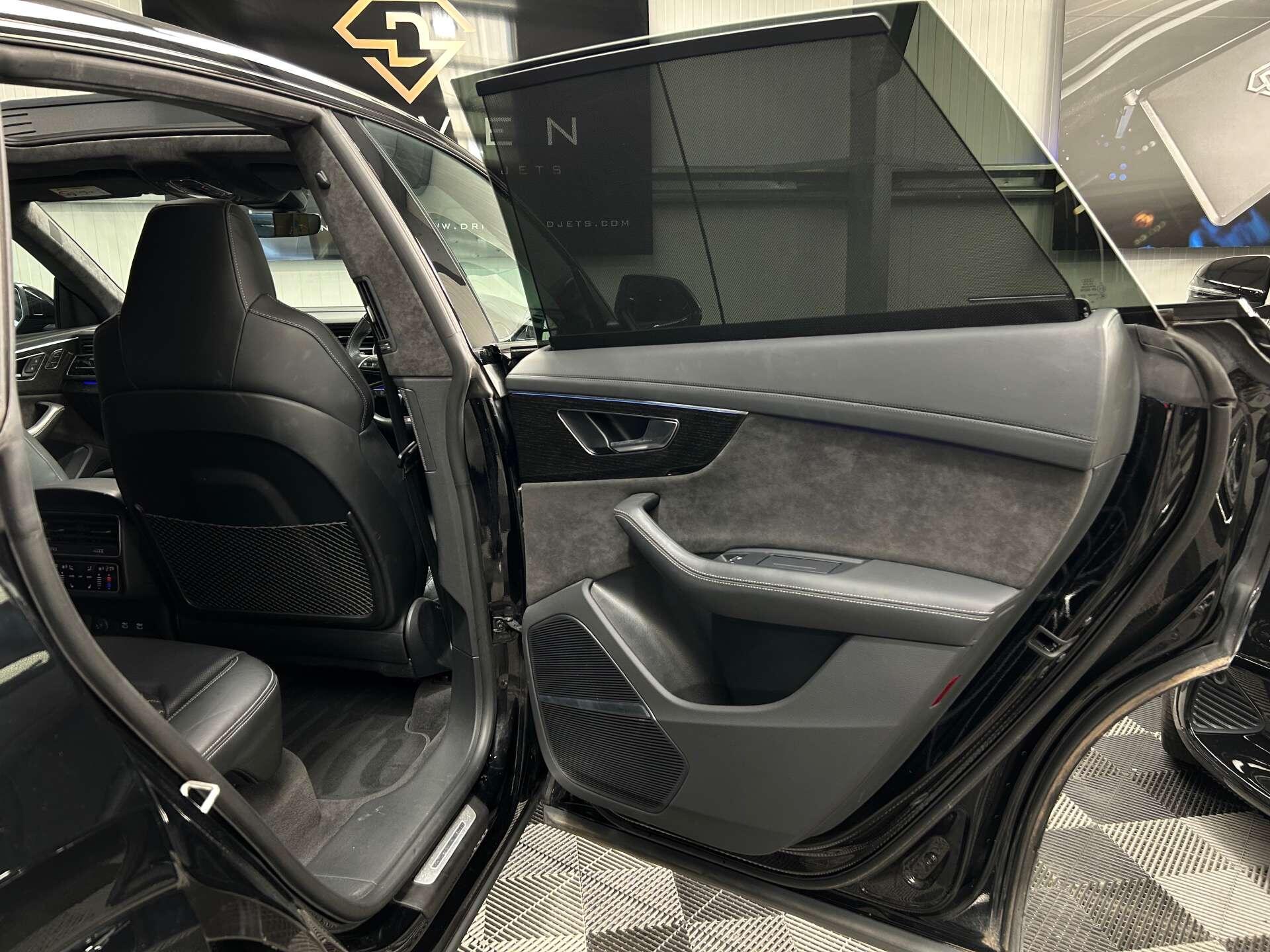 Audi Q8 view 24