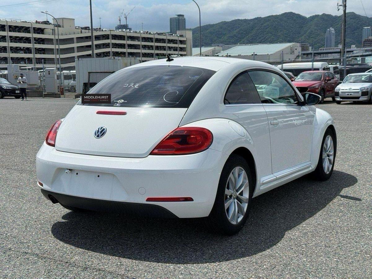 Volkswagen Beetle view 4