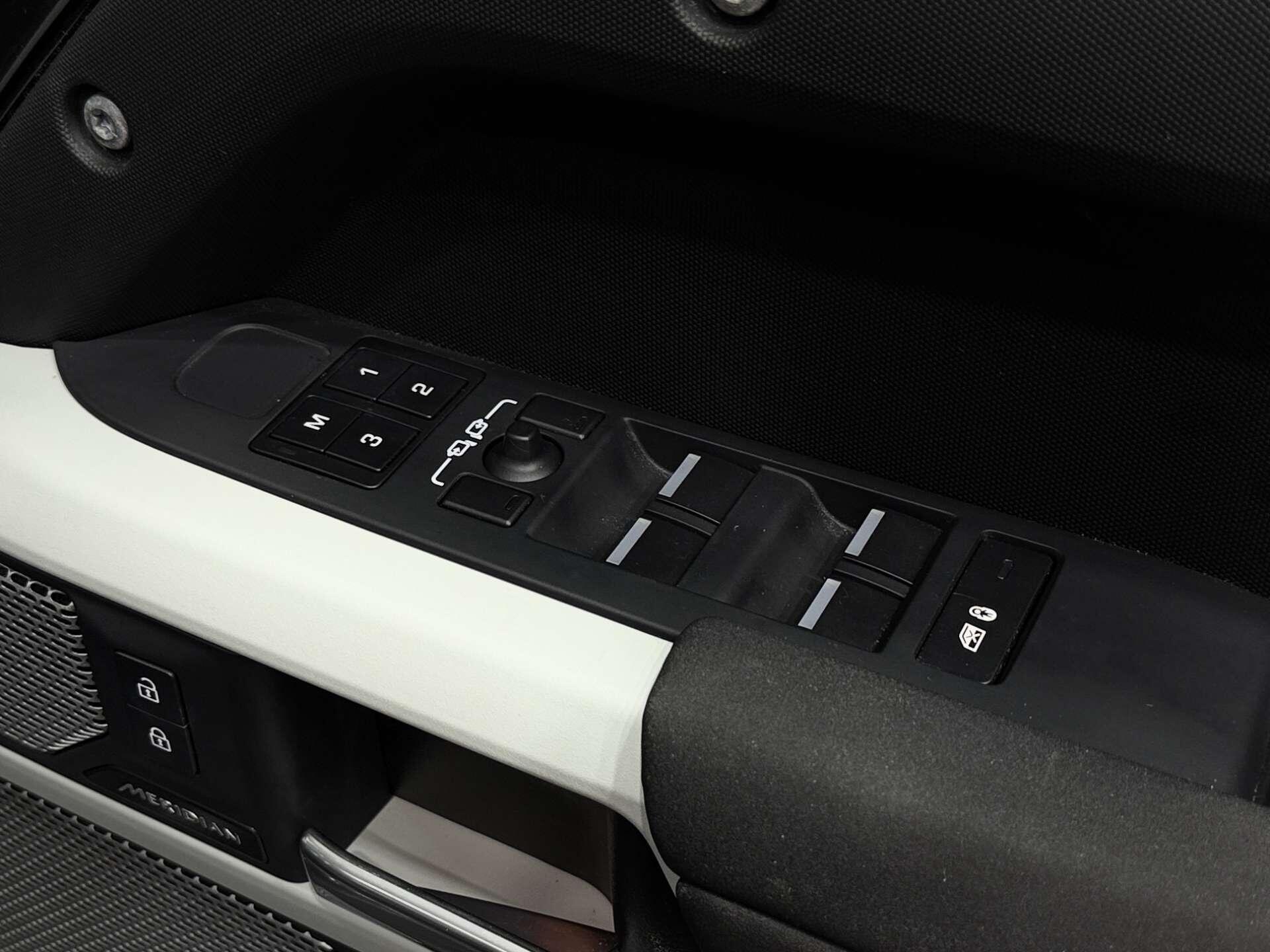 Land Rover Defender view 33
