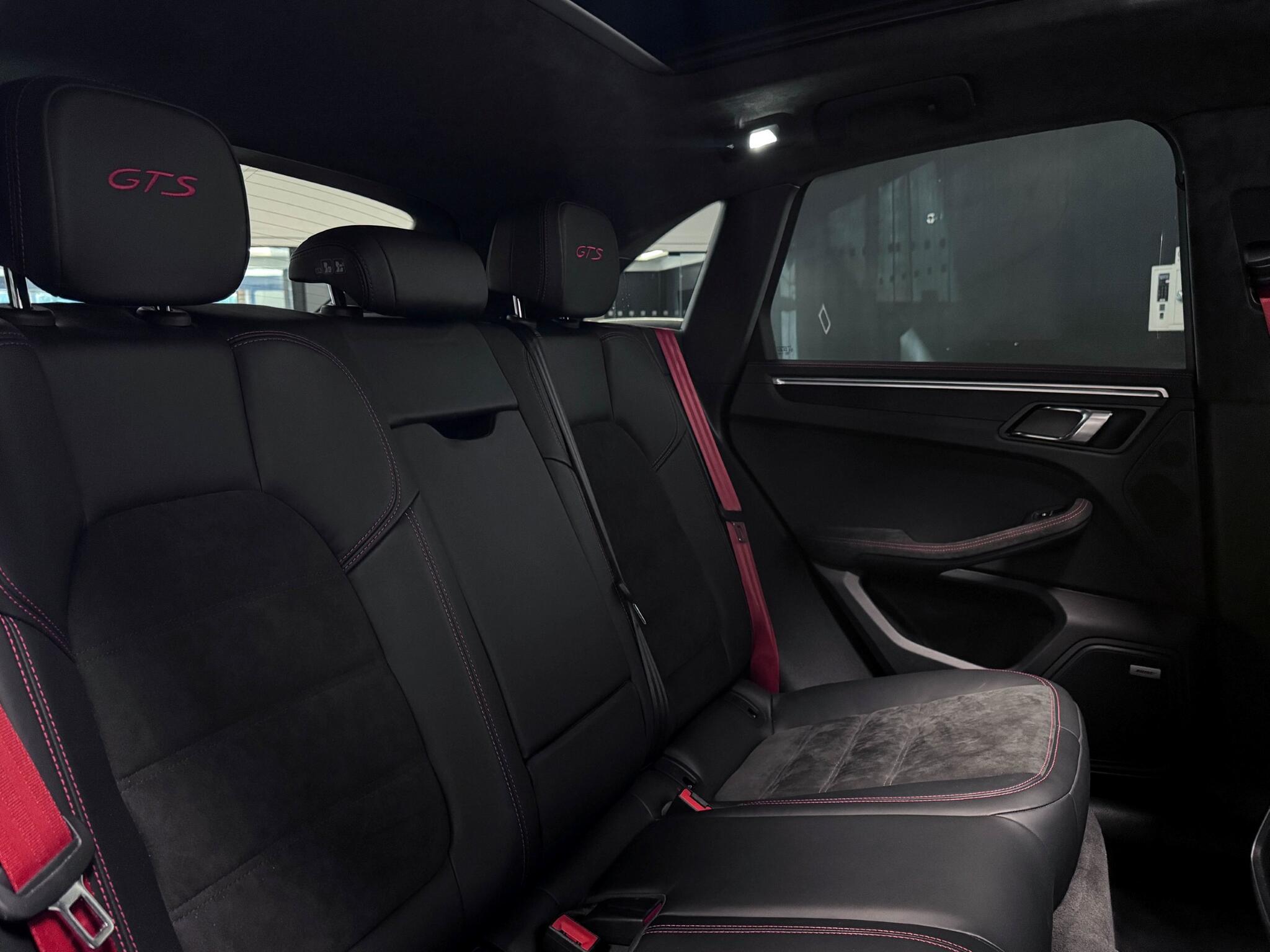 Porsche Macan view 13