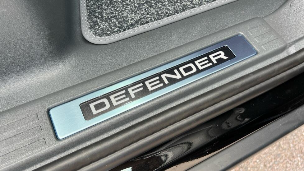 Land Rover Defender view 22