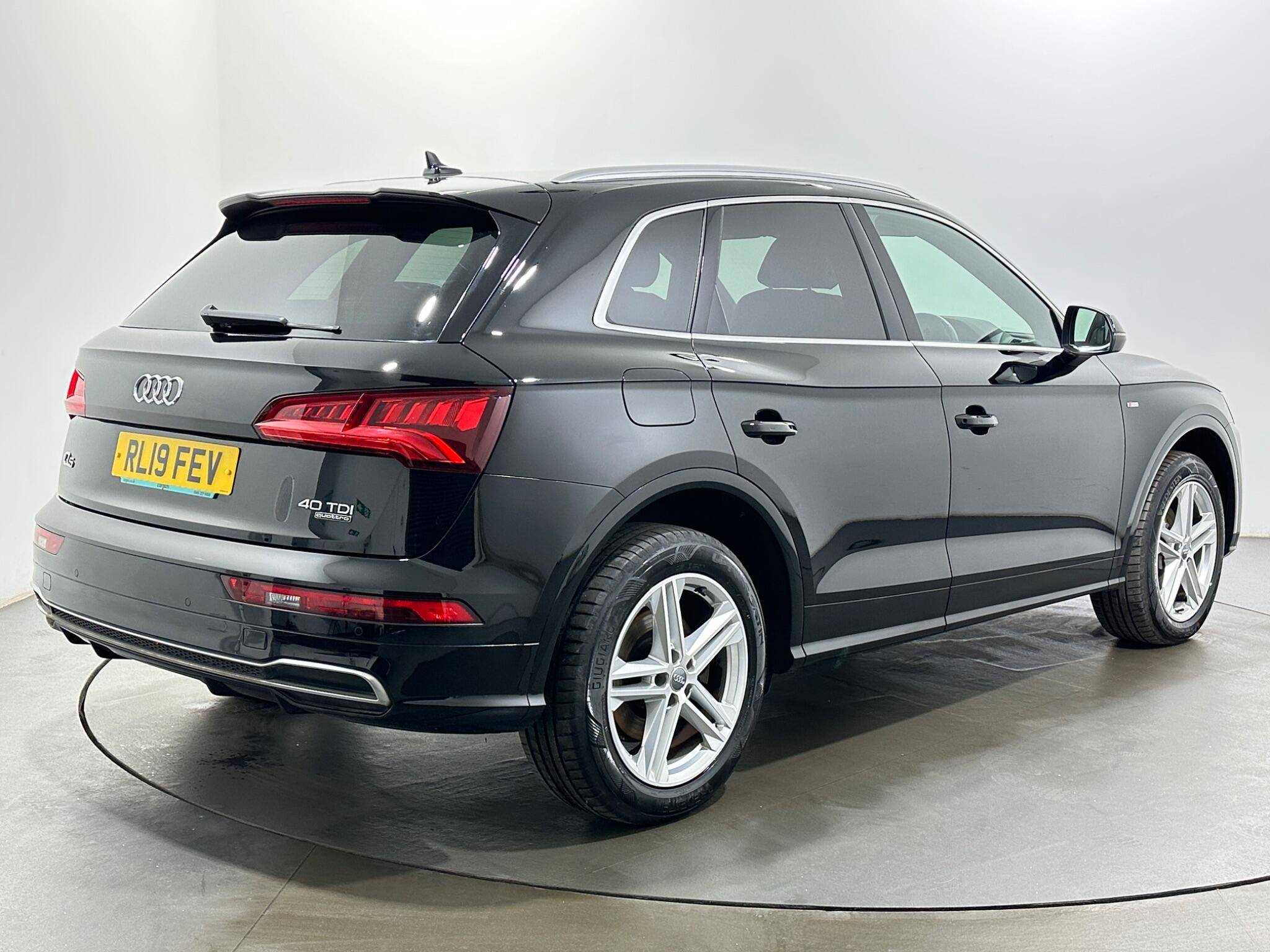 Audi Q5 view 8