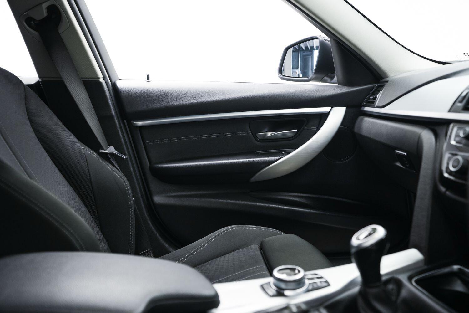 BMW 3 Series view 16
