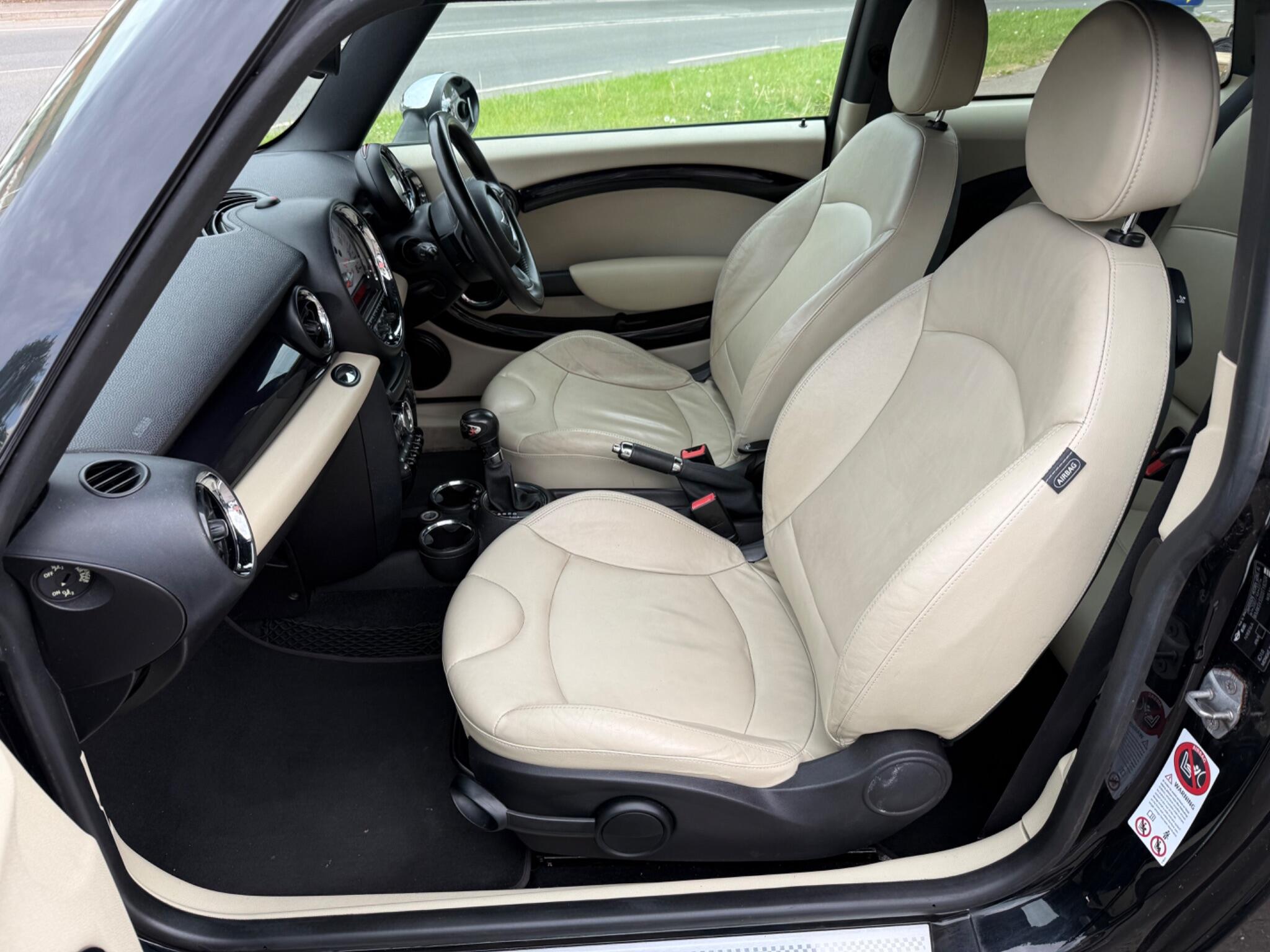 Mini Hatch view 32