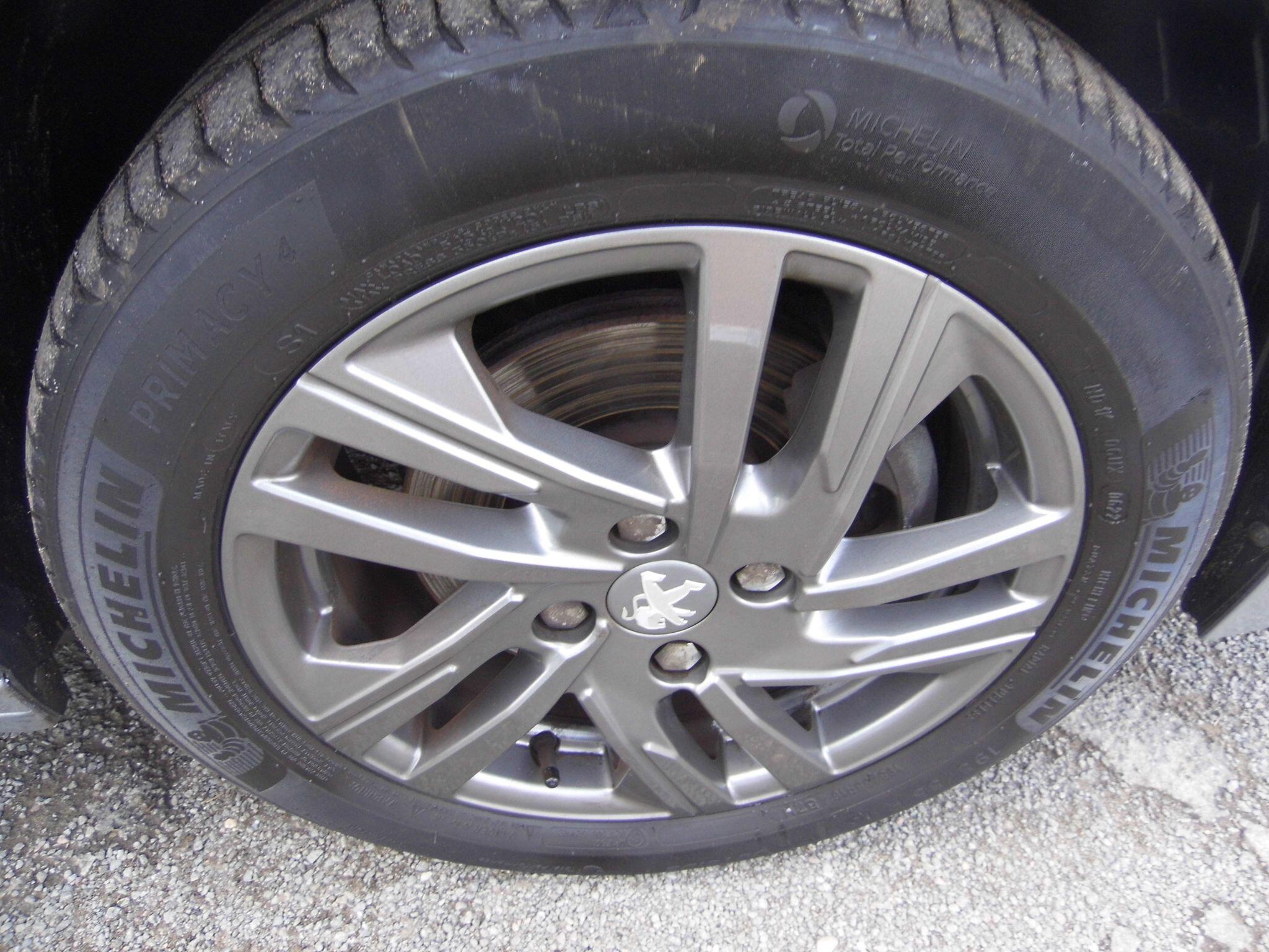 Peugeot 208 view 11