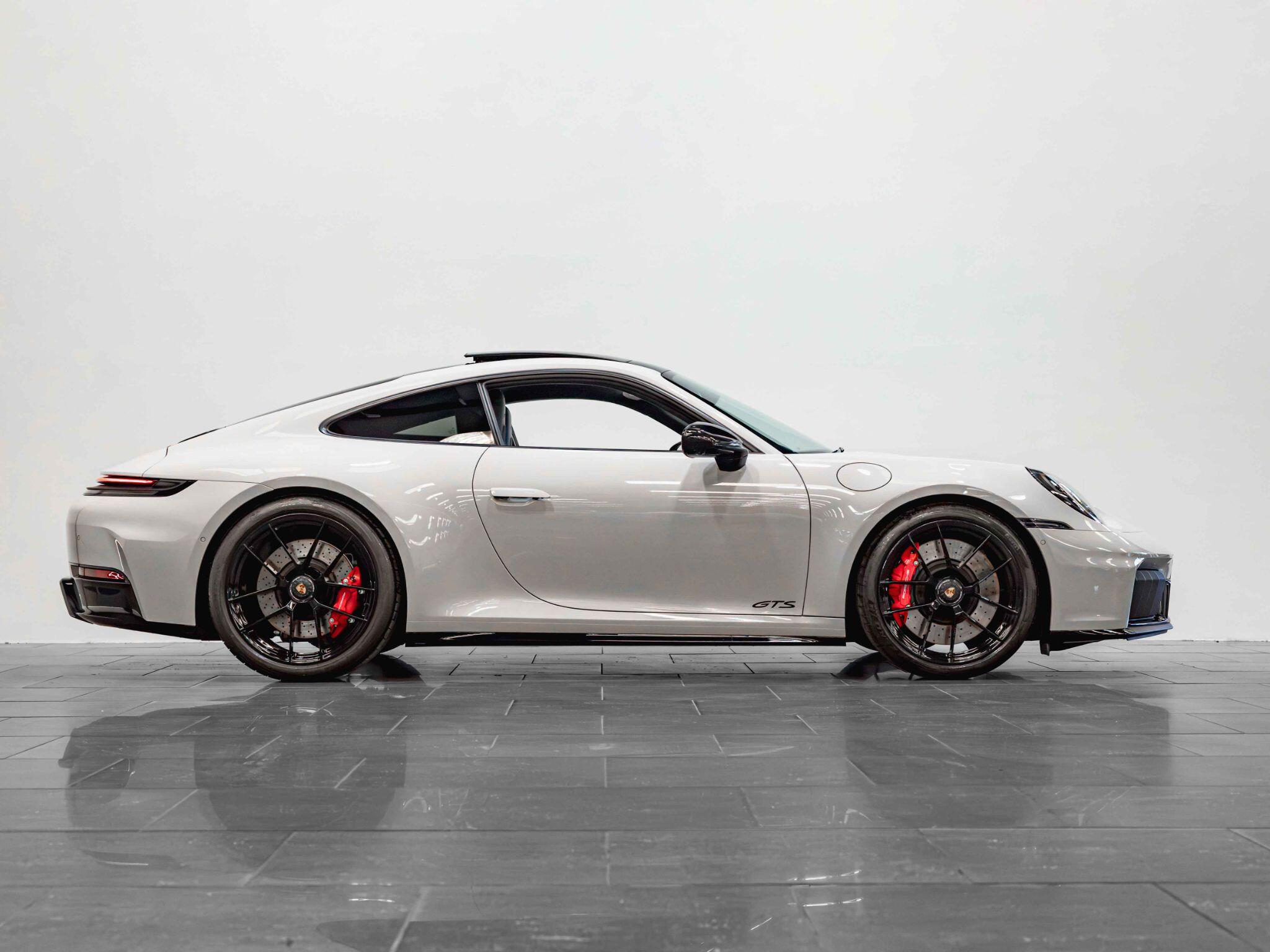 Porsche 911 view 6
