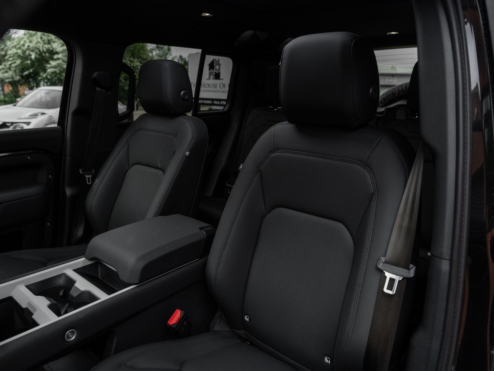 Land Rover Defender 110 view 44