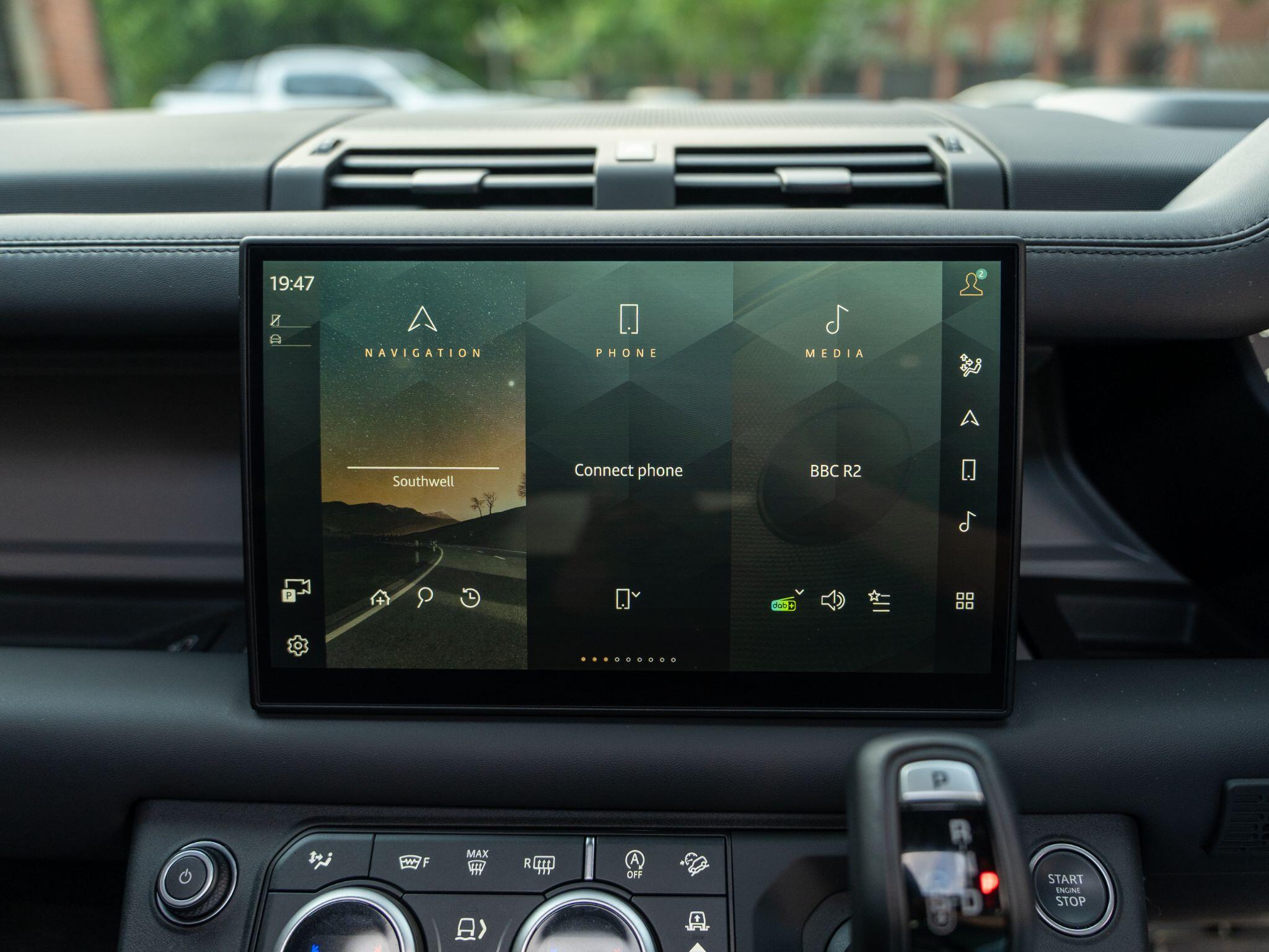 Land Rover Defender 110 view 58