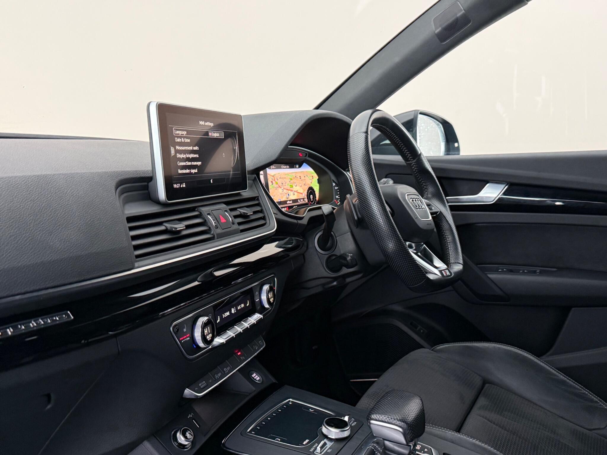 Audi Q5 view 4