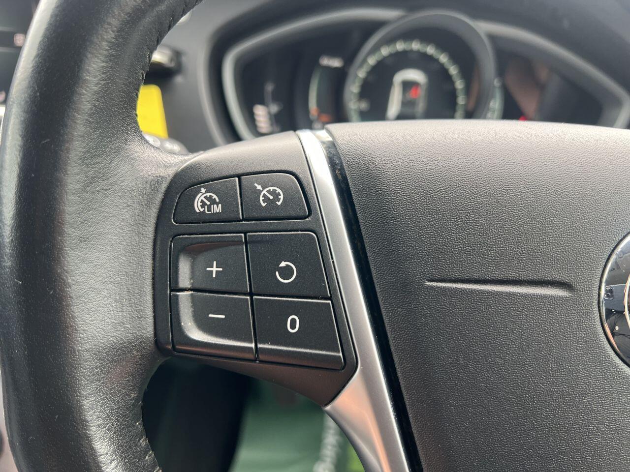 Volvo V40 Cross Country view 47