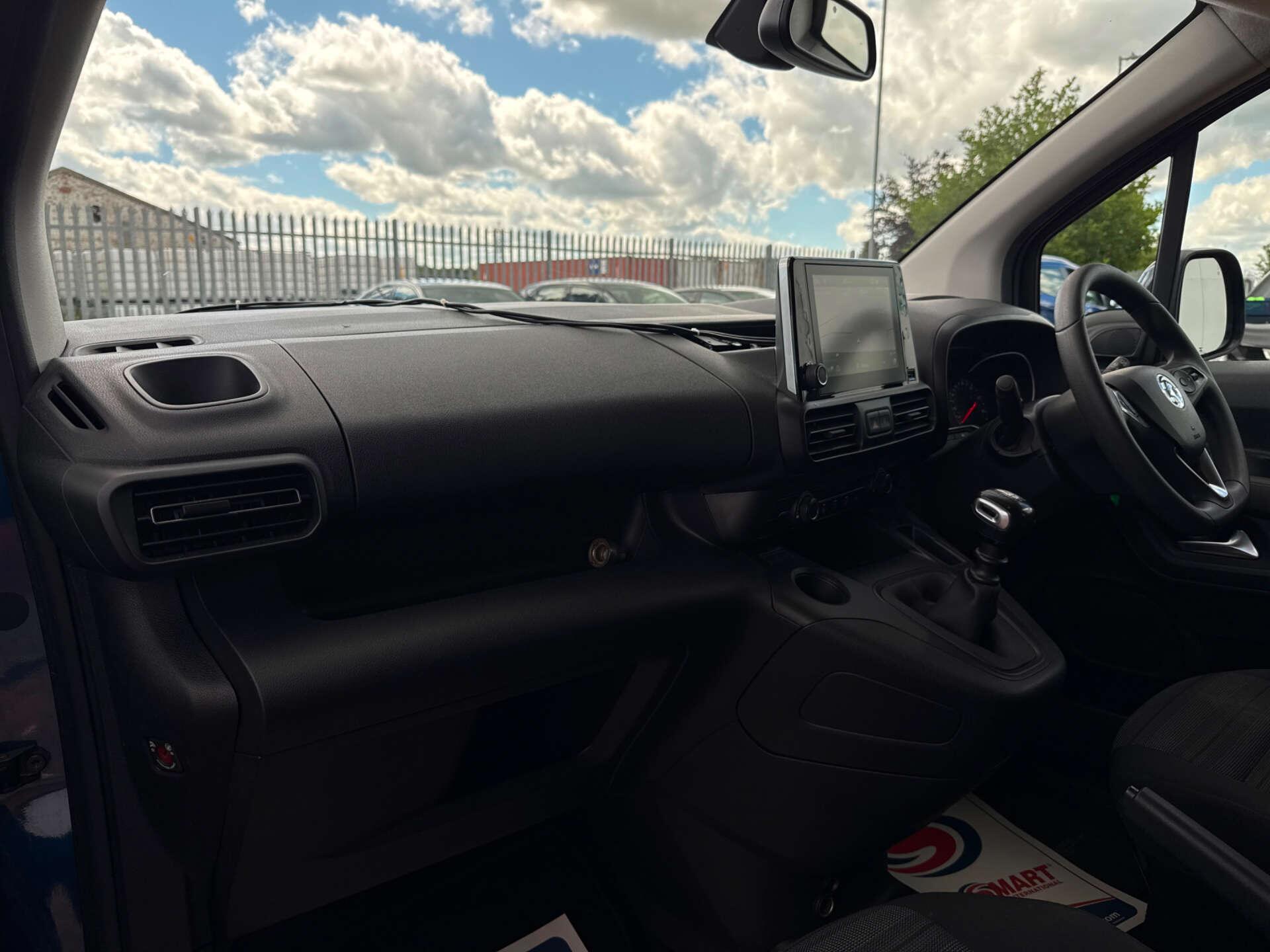 Vauxhall Combo Life view 38