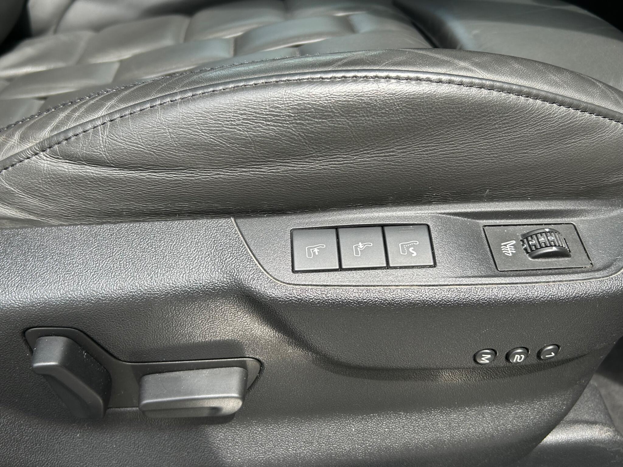 DS Automobiles DS 5 view 23