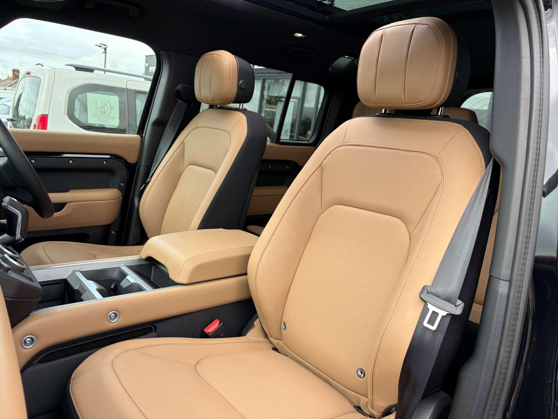 Land Rover Defender 110 view 17