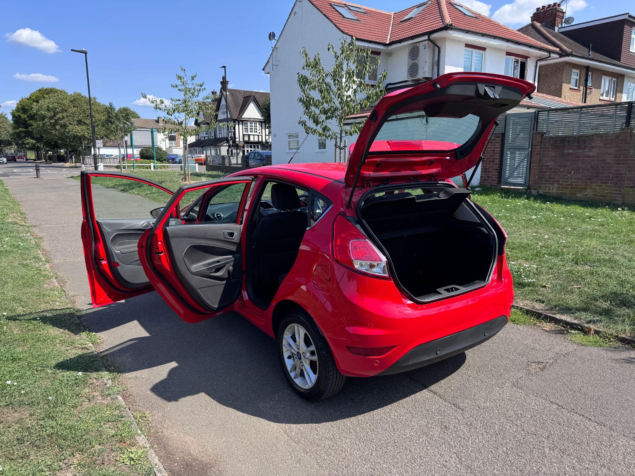 2015 Ford Fiesta image 31