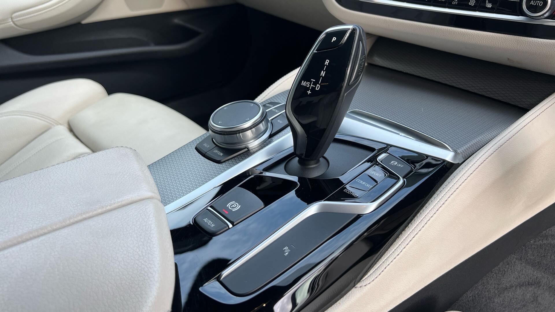 BMW 5 Series view 10