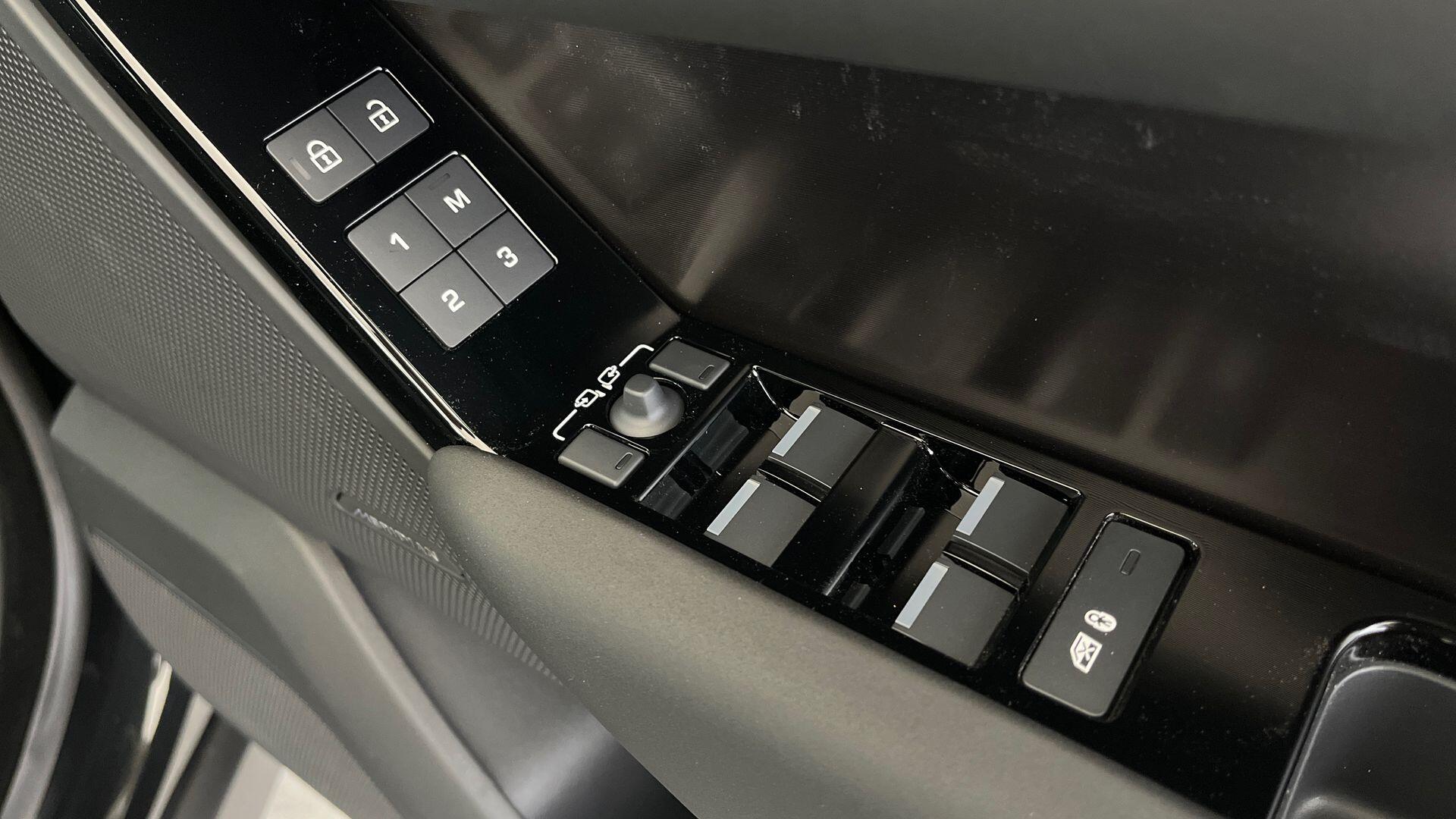 Land Rover Range Rover Velar view 25