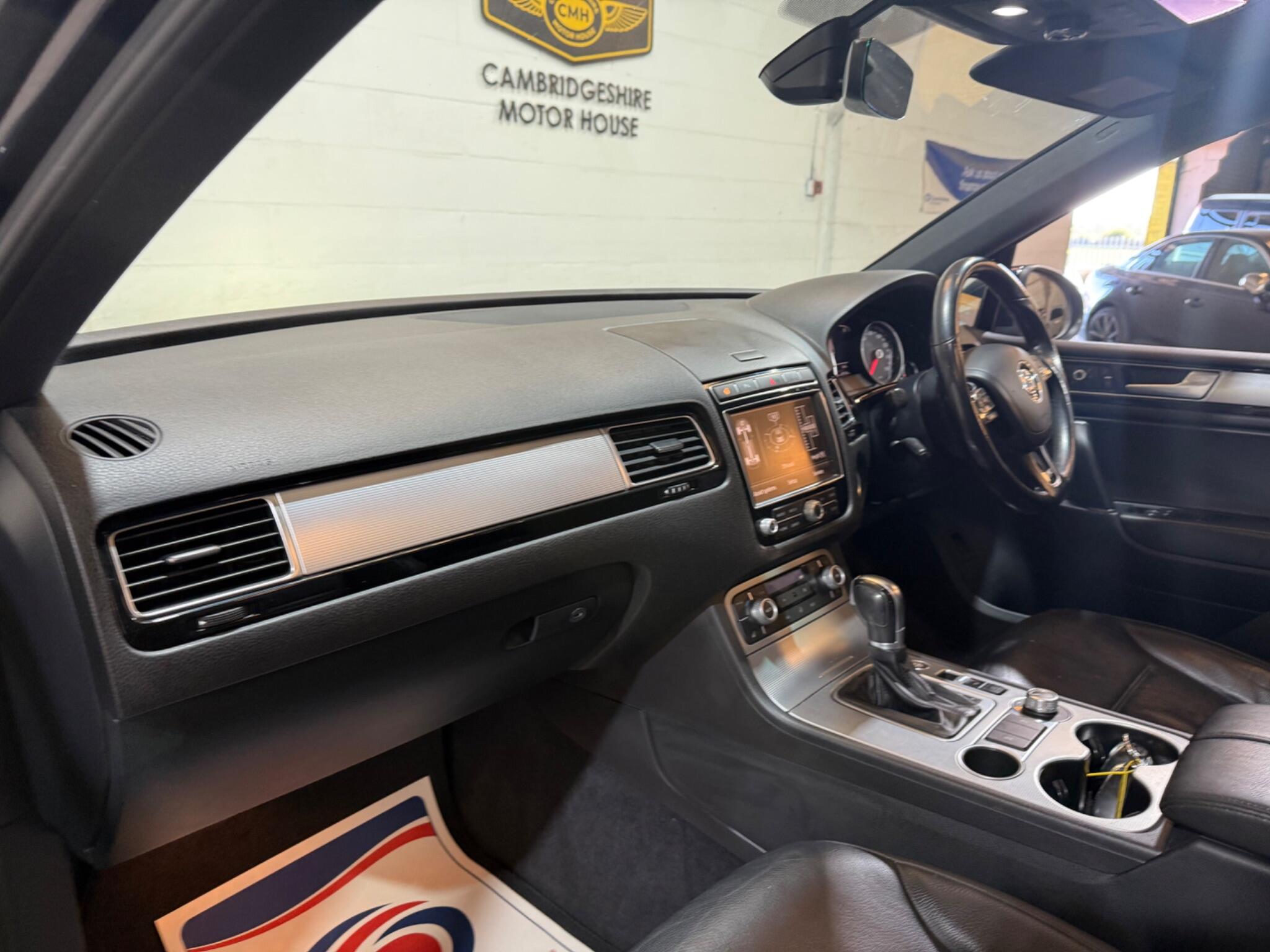 Volkswagen Touareg view 49